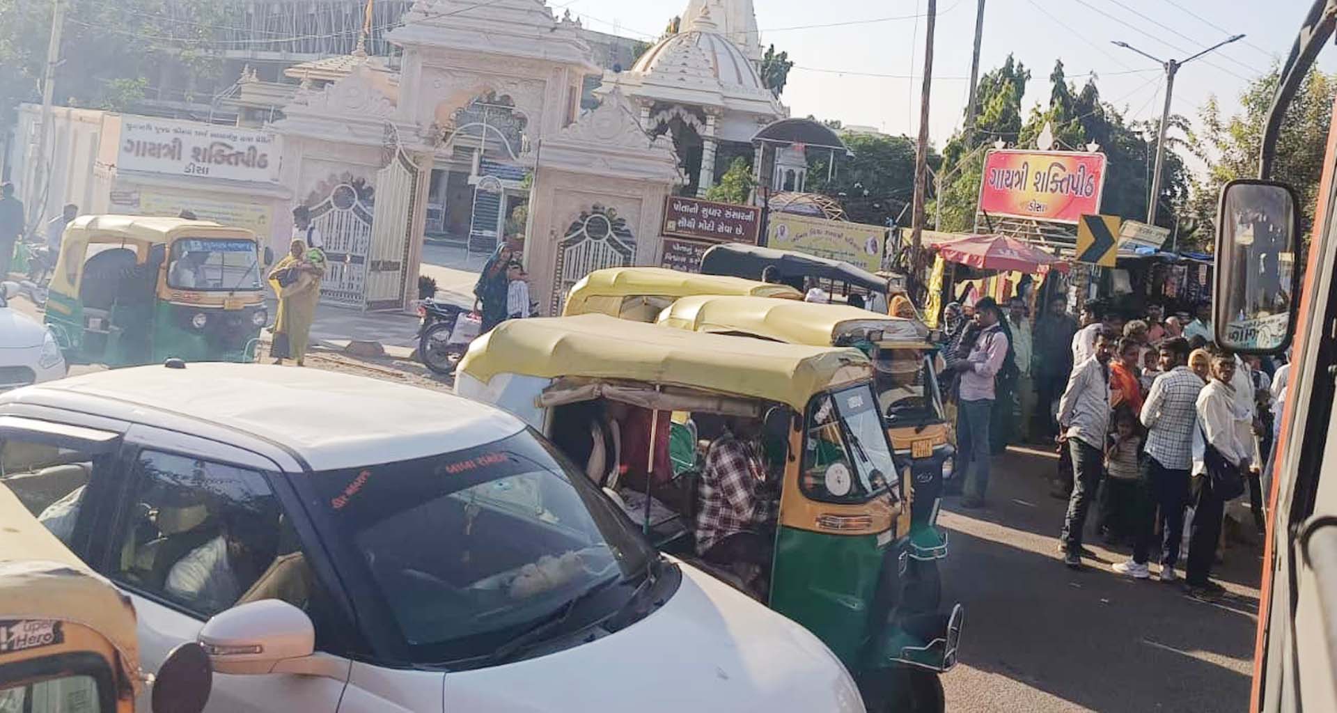 ડીસા ગાયત્રી મંદિર પાસે લારી-ગલ્લા અને ખાનગી વાહનોના કારણે ટ્રાફિક જામની સમસ્યા
