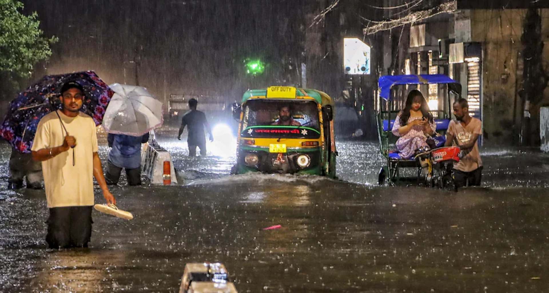 દિલ્હી NCRમાં ભારે વરસાદ અને વાવાઝોડાએ તબાહી મચાવી