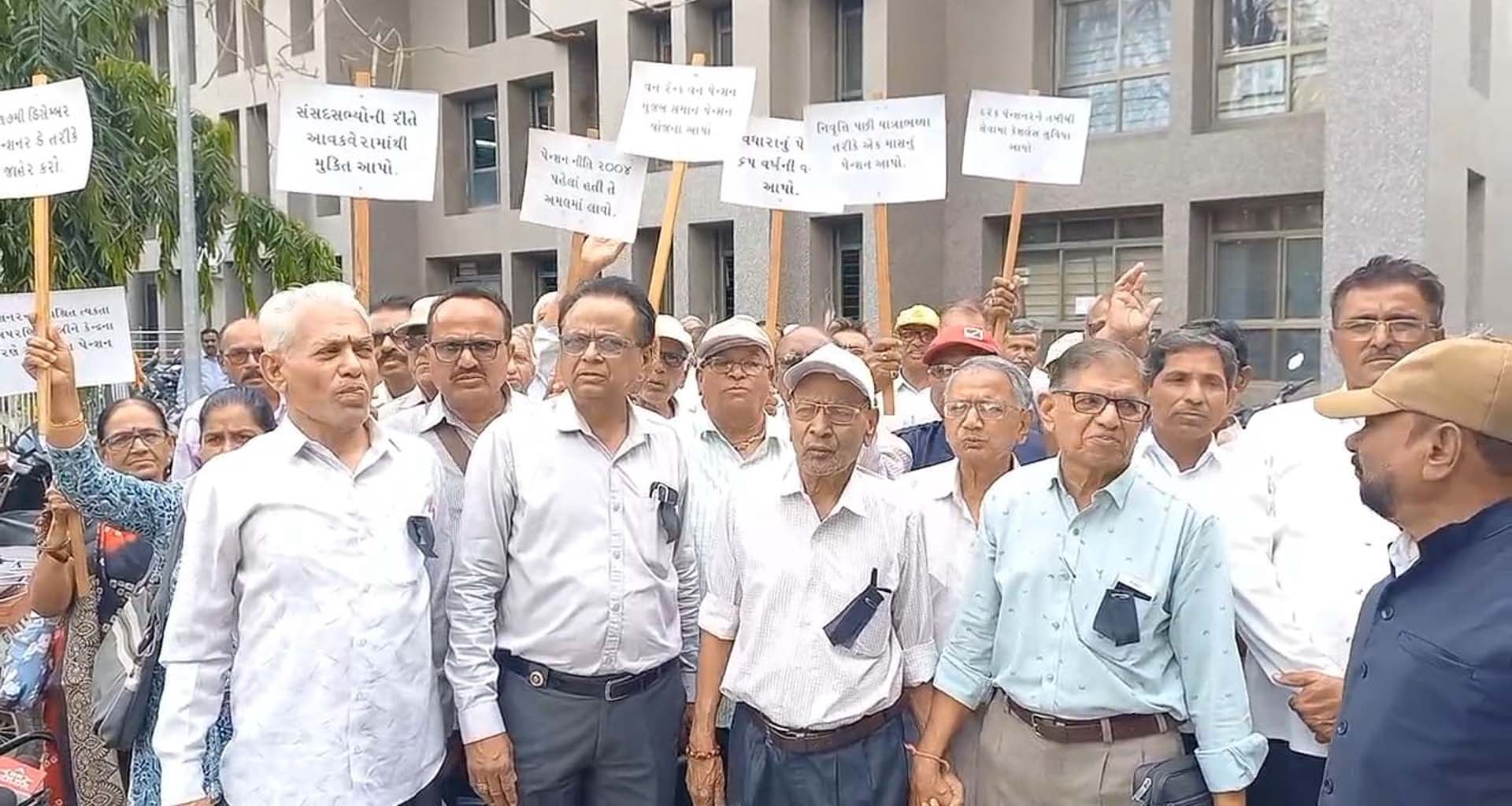 આક્રોશ : પાલનપુરમાં પેન્શનરોની વિશાળ રેલી, 'કાળો કાયદો' પરત ખેંચવા માંગ