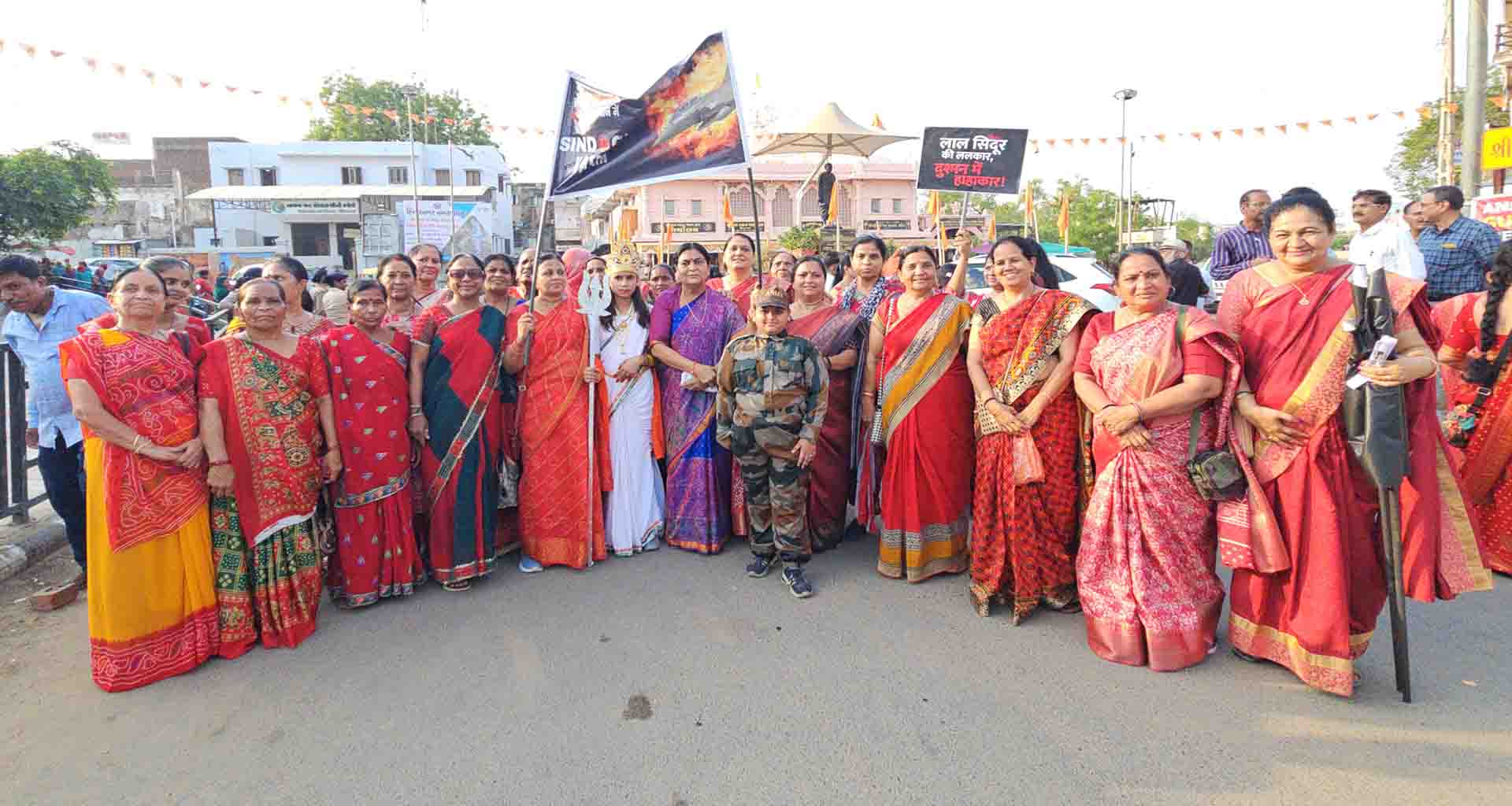 તિરંગાના રંગે રંગાયું હિંમતનગર; મહિલાઓએ સૈન્યના શોર્યને તિરંગા યાત્રાથી સન્માનિત કર્યું