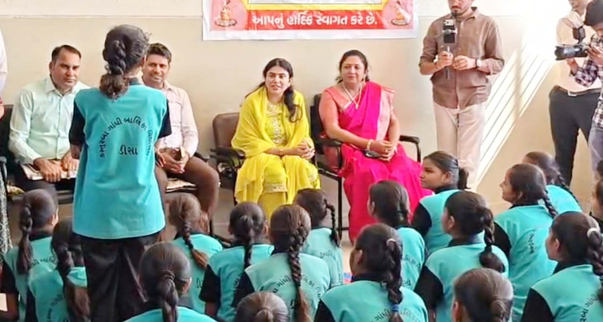 ડીસાની મોર્ડન સ્કૂલ ગર્લ્સ હોસ્ટેલની મુલાકાતે મંત્રી રિવાબા જાડેજા; સુવિધાઓનું નિરીક્ષણ કરી દીકરીઓ સાથે સંવાદ કર્યો