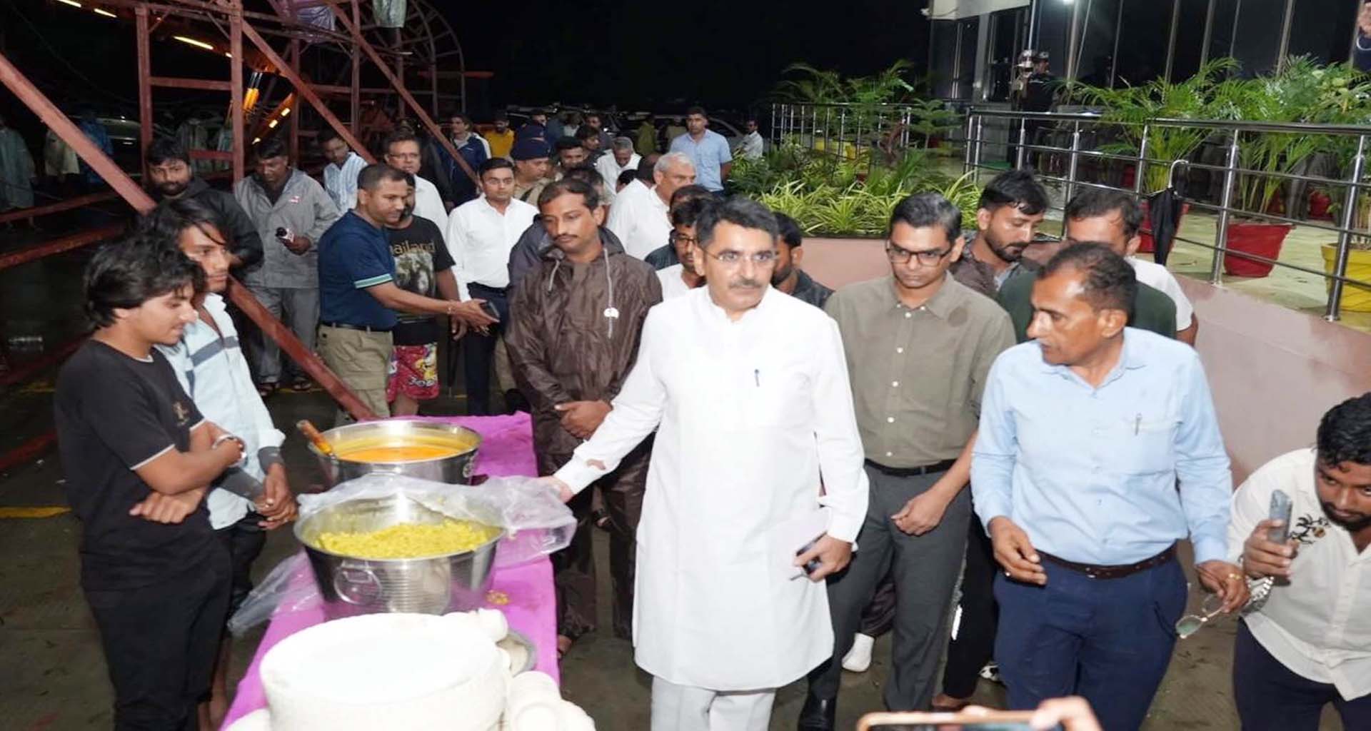 ગુજરાત વિધાનસભાના અધ્યક્ષ શંકરભાઈ ચૌધરીએ થરાદના પૂરગ્રસ્ત વિસ્તારોની મુલાકાત લીધી