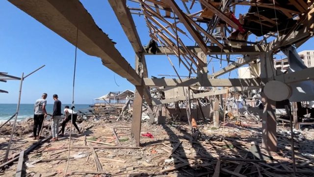 ઇઝરાયલી સેના કહે છે કે ગાઝાના દરિયા કિનારાના કાફે પર થયેલા ઘાતક હુમલા ‘સમીક્ષા હેઠળ’ છે