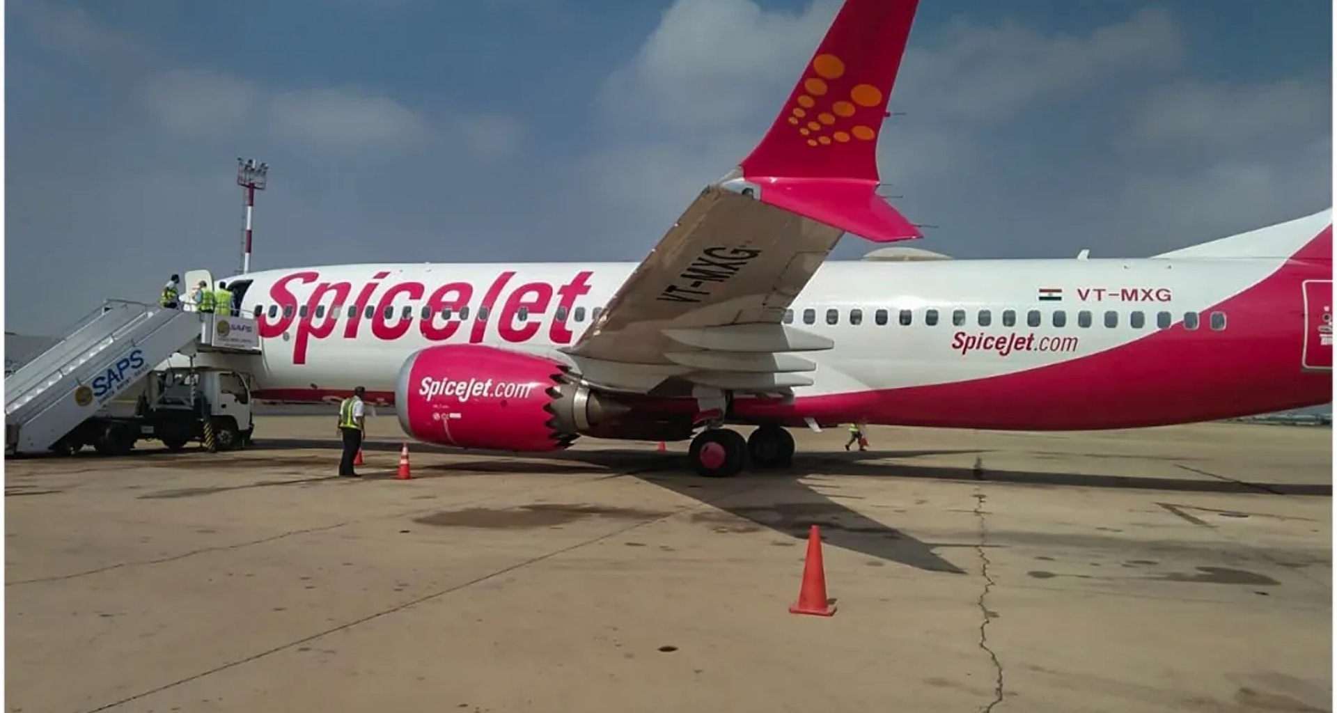 સ્પાઇસજેટ વિમાનમાં બે મુસાફરોએ હંગામો મચાવ્યો, કોકપીટમાં બળજબરીથી ઘૂસવાનો પ્રયાસ કર્યો