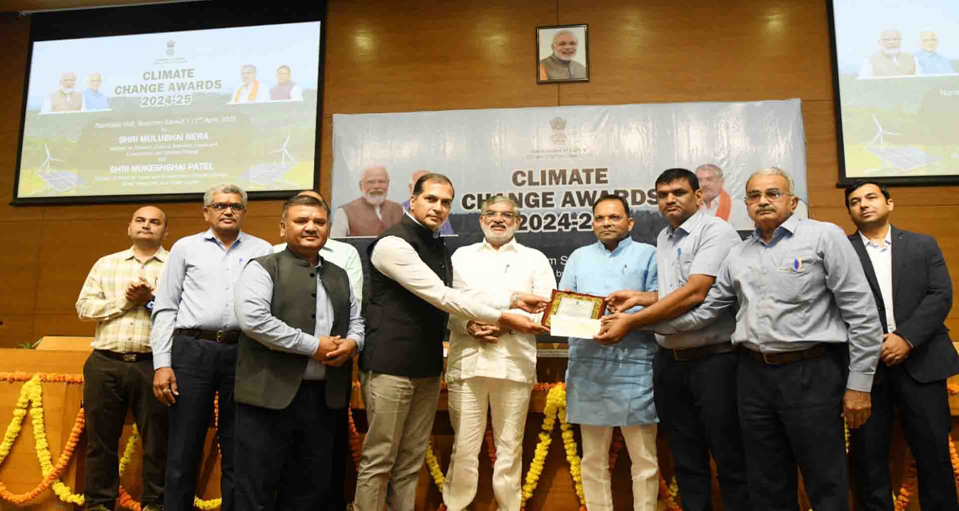 ‘હરિયાળો બનાસ’ બનાવવાની પહેલ માટે બનાસ ડેરીને મળ્યો રાજ્યમાં પ્રથમ એવોર્ડ