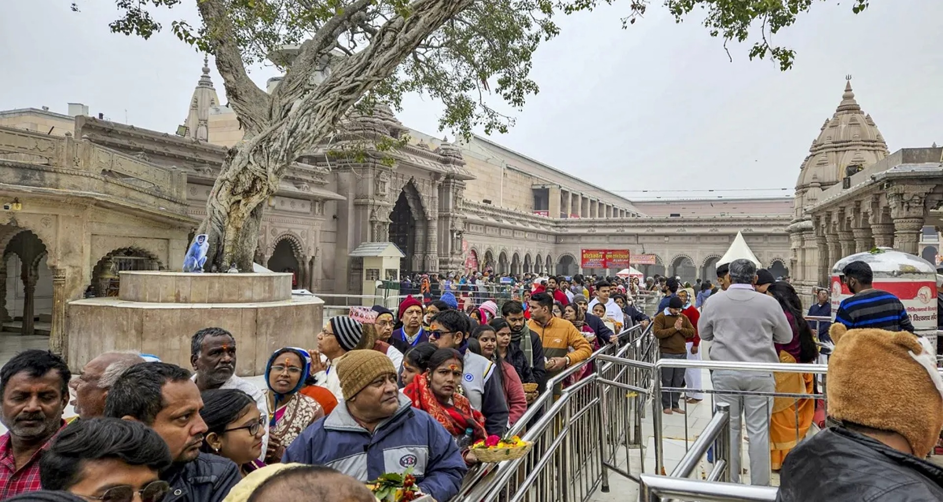 કાશીથી કટરા સુધી, અયોધ્યાથી રામેશ્વરમ સુધી, નવા વર્ષ માટે ભગવાનના આશીર્વાદ મેળવવા માટે ભક્તોની મંદિરોમાં ભારે ભીડ