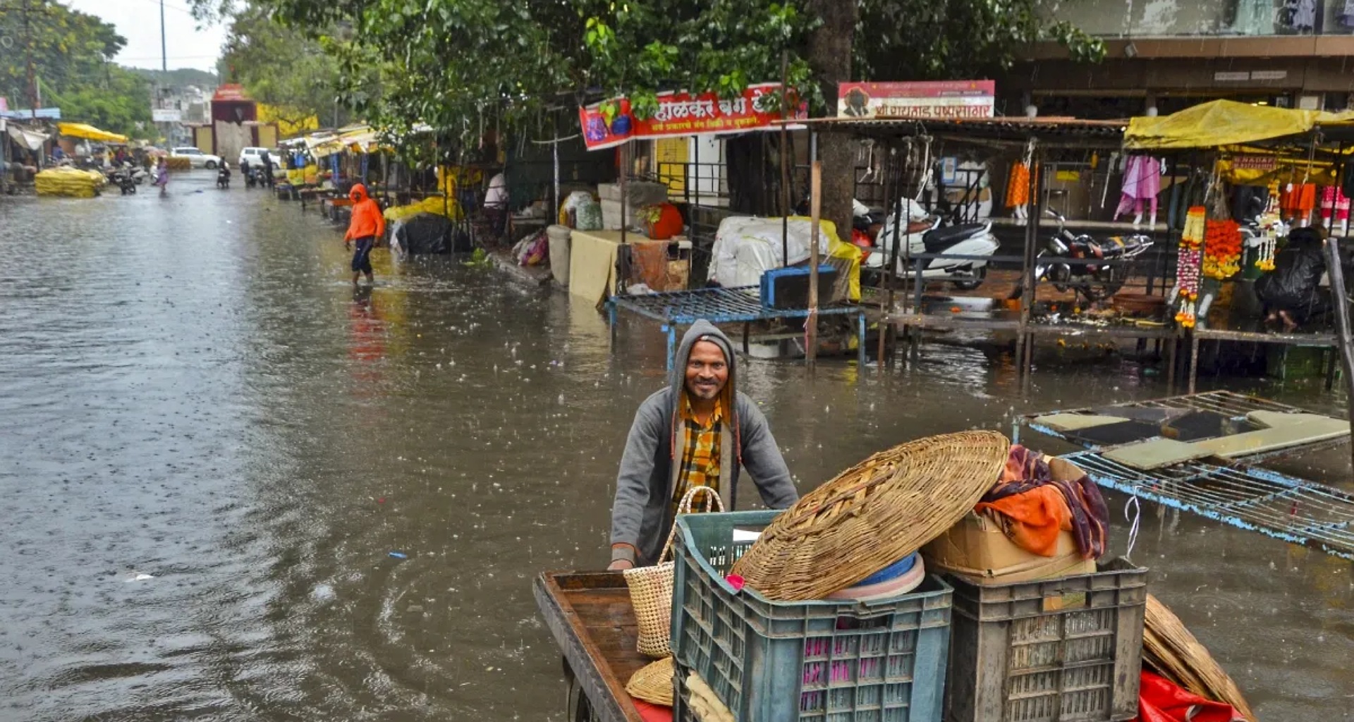 દિલ્હીમાં ગરમીનું મોજું, સૌરાષ્ટ્ર-કચ્છમાં ભારે વરસાદ માટે રેડ એલર્ટ, જાણો યુપી સહિત અન્ય રાજ્યોમાં હવામાન