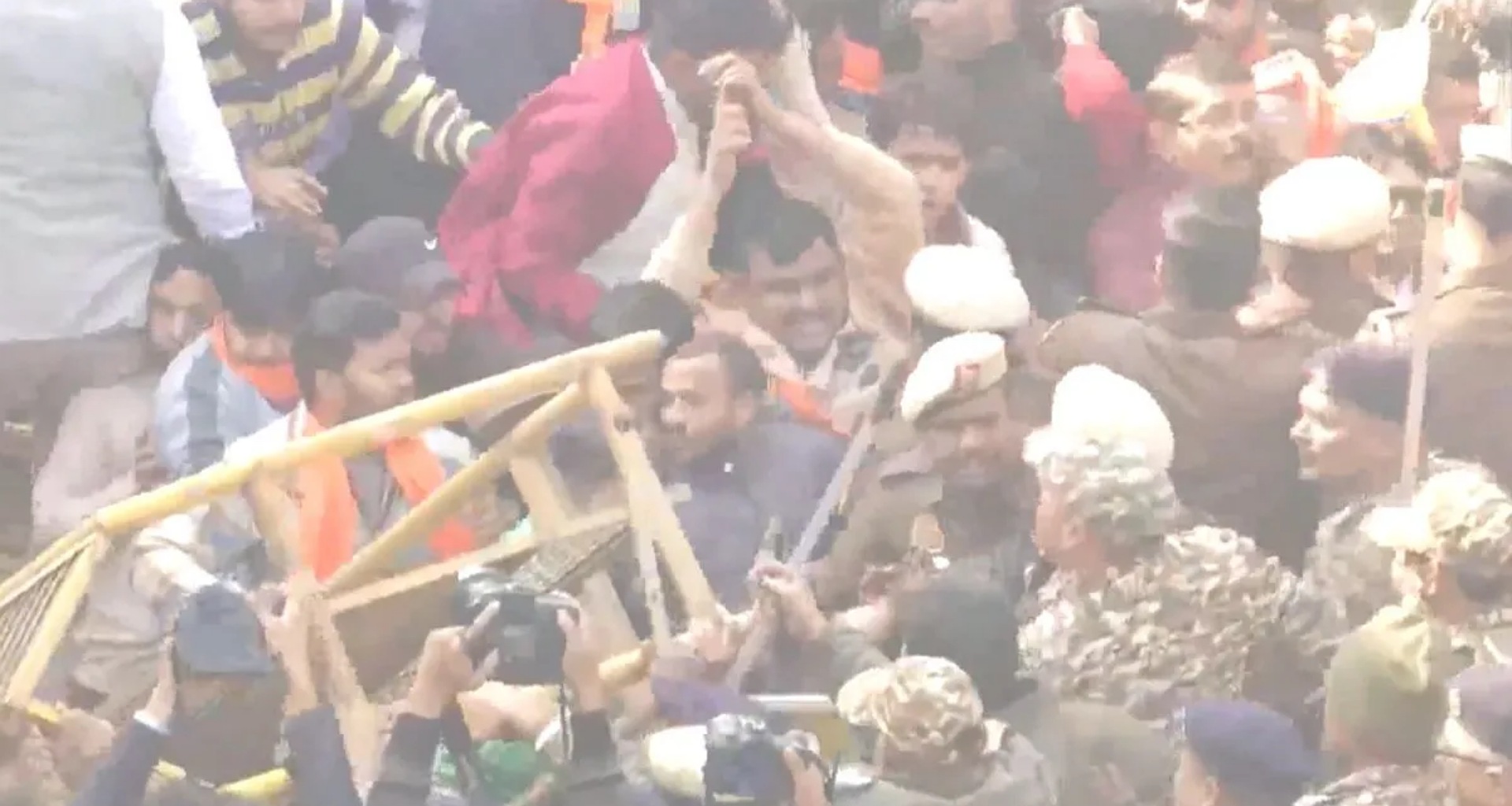 હિન્દુ યુવકની હત્યાના મામલે દિલ્હીમાં બાંગ્લાદેશ હાઈ કમિશનની બહાર વિરોધ પ્રદર્શન, ટોળાએ બેરિકેડ્સ હટાવવાનો પ્રયાસ કર્યો