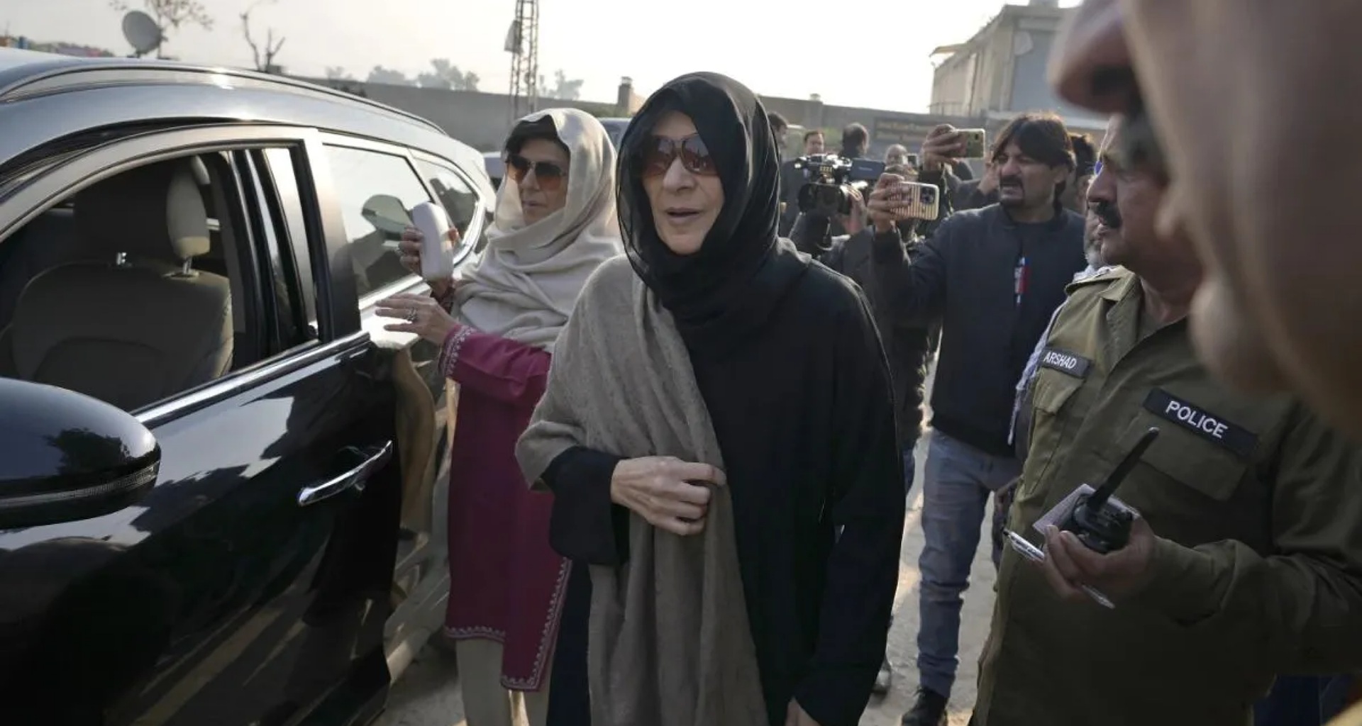 ઈમરાન ખાનની બહેન અલીમાએ ઈસ્લામાબાદ હાઈકોર્ટનો સંપર્ક કર્યો, ભાઈને મળવા ન દેવા બદલ તિરસ્કારની અરજી દાખલ કરી