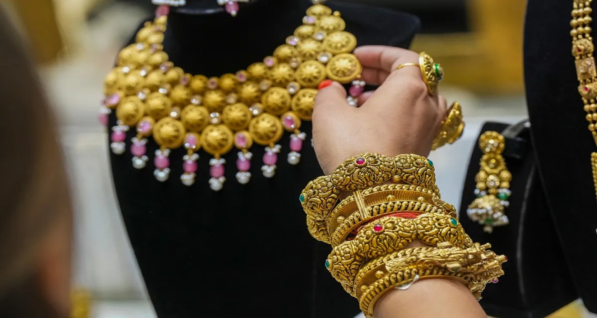 સોનું થયું સસ્તું, ચાંદીમાં પણ 4200 રૂપિયાનો ઘટાડો, આ રહ્યો આજના સોનાના પ્રતિ 10 ગ્રામ ભાવ