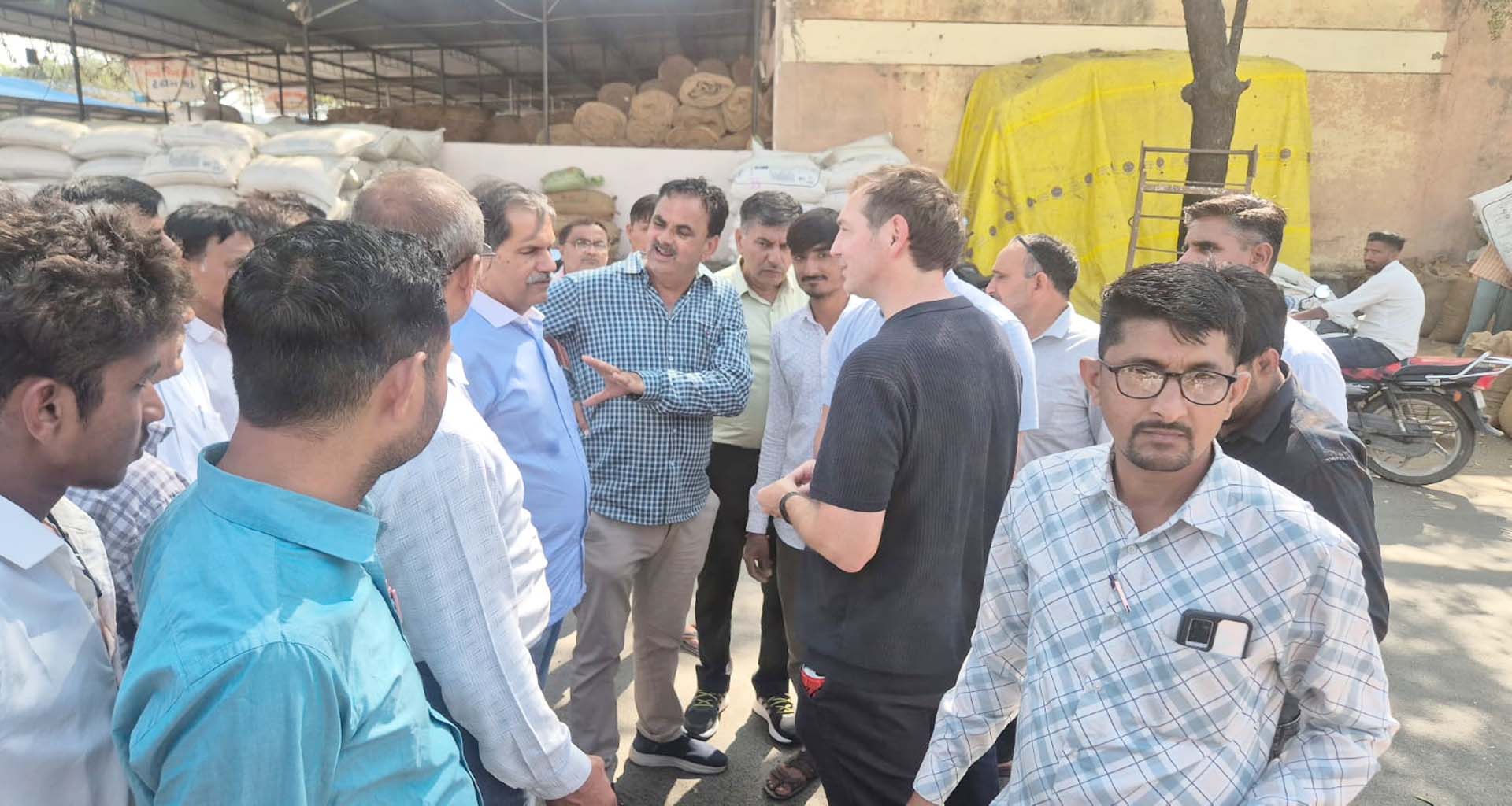 અમેરિકા અને નેધરલેન્ડના રાયડાના વેપારીઓ ડીસા માર્કેટયાર્ડની મુલાકાતે