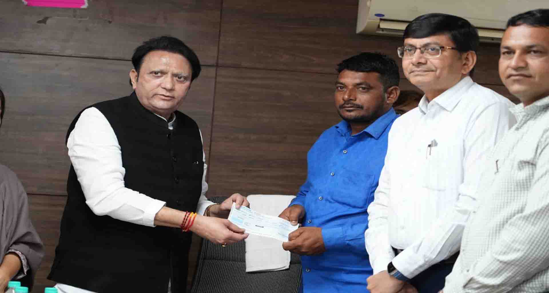 વડાવલી તળાવમાં ડૂબી જવાથી મૃત્યુ પામેલા પાંચ મુસ્લિમોના પરિવારને રૂ.20 લાખની સહાયના ચેક અર્પણ કરાયા