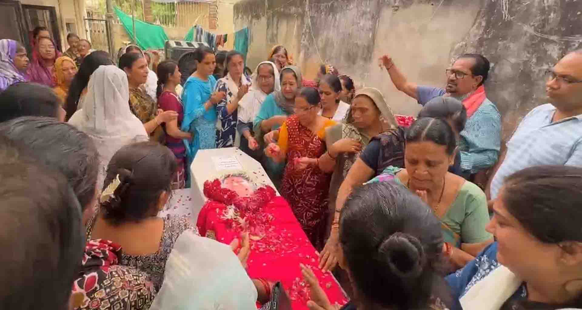 વિમાન દુર્ઘટનામાં પતિ બાદ આજે પત્નીનો મૃતદેહ વતન લવાયો