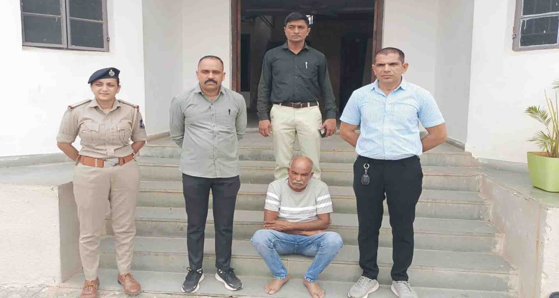 છાપી પોલીસે નકલી ડીવાયએસપીને ઝડપ્યો; બિલ્ડર પાસે ૩૮ લાખ ઉછીના લઈ ફરાર થયો હતો