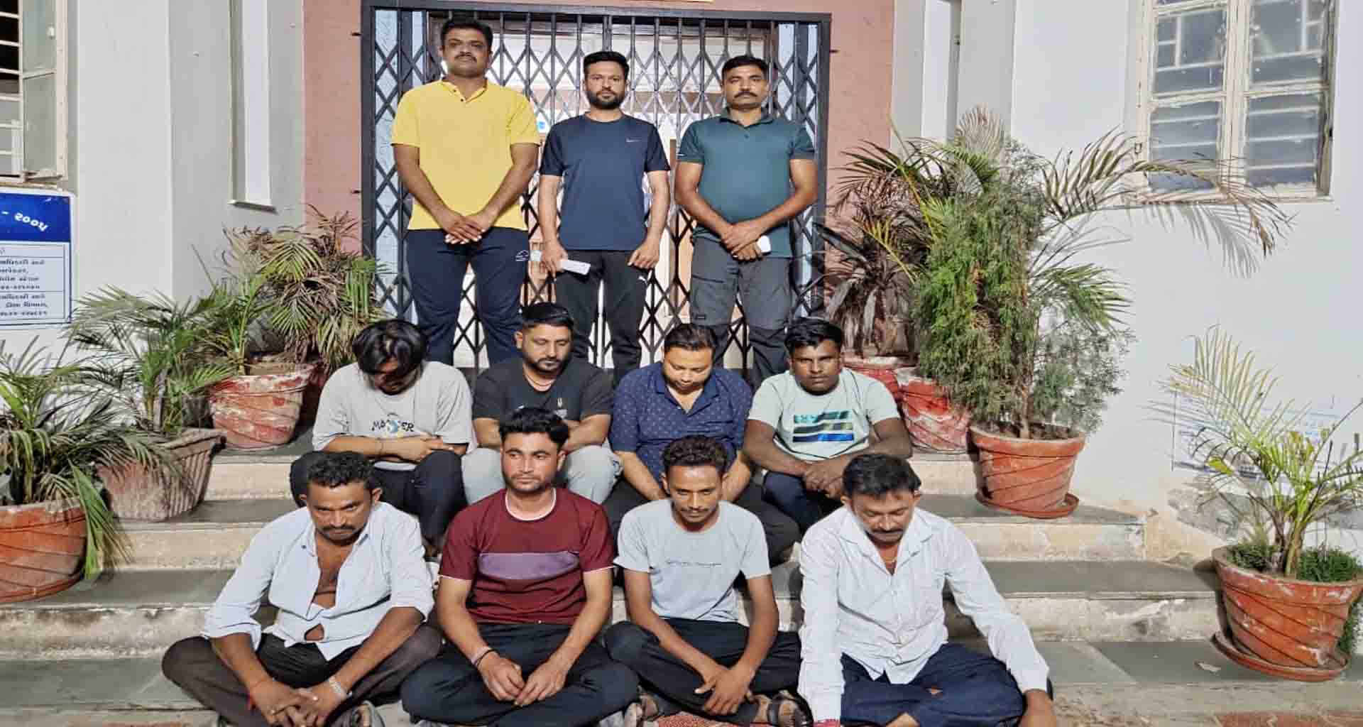 ડીસા તાલુકાના આખોલ મોટી ગામની સીમમાંથી પોલીસે જુગારધામ ઝડપી પાડ્યું