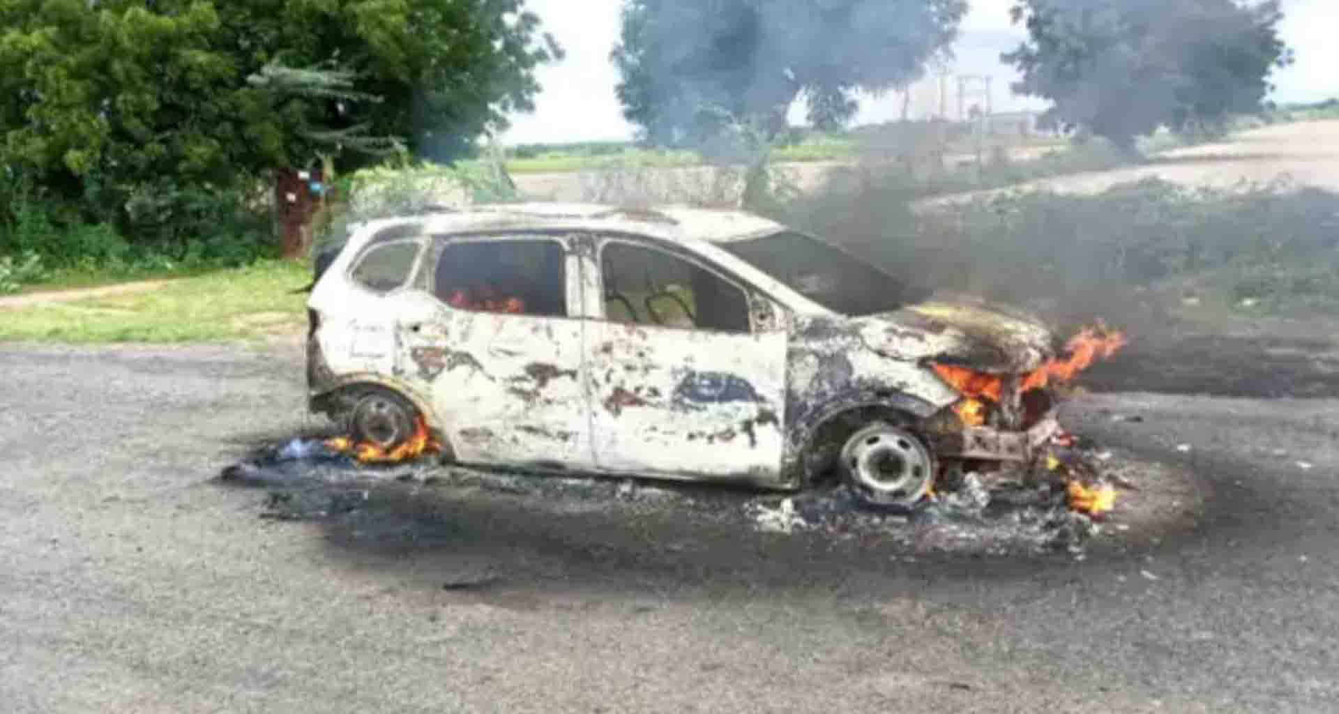 વારાહી નજીક માનપુરા ગામના પાટિયા નજીક અર્ટિગા કાર આગ લાગી; ત્રણ લોકોનો આબાદ બચાવ