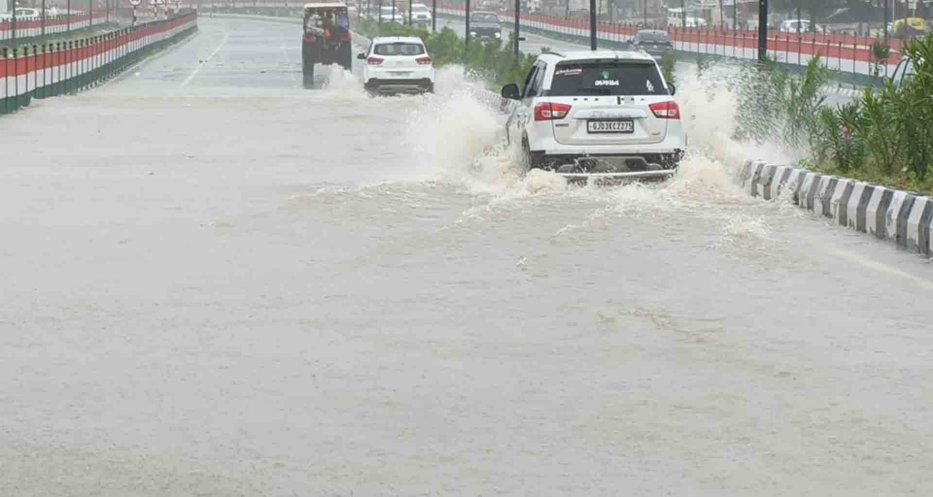 થરાદની શોભા વધારતા ફોરલેન માટે ખર્ચાયેલા કરોડો રૂપિયા પાણીમાં; વાહન ચાલકો પરેશાન