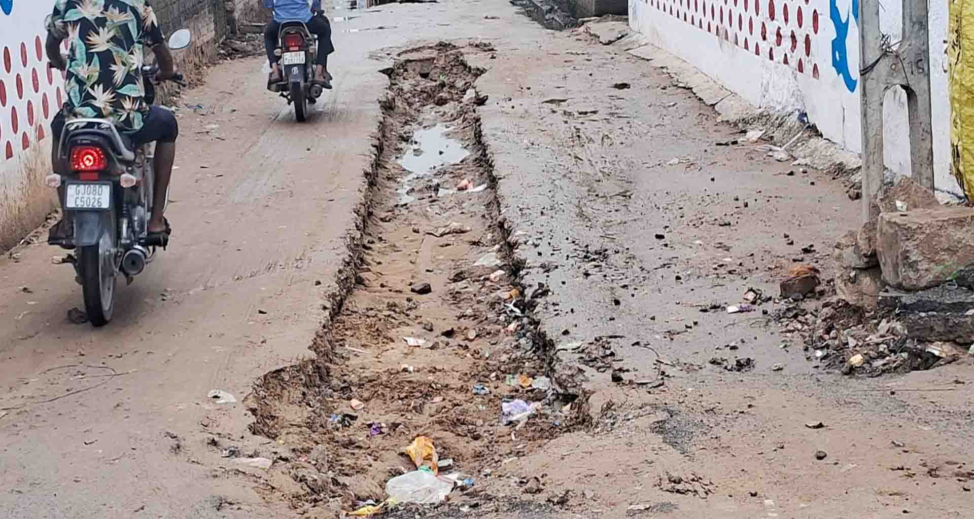 ડીસાના રેલવે સ્ટેશન વિસ્તારમાં મુખ્ય રોડ ઉપર પડેલો ખાડો જોખમી હાલતમાં