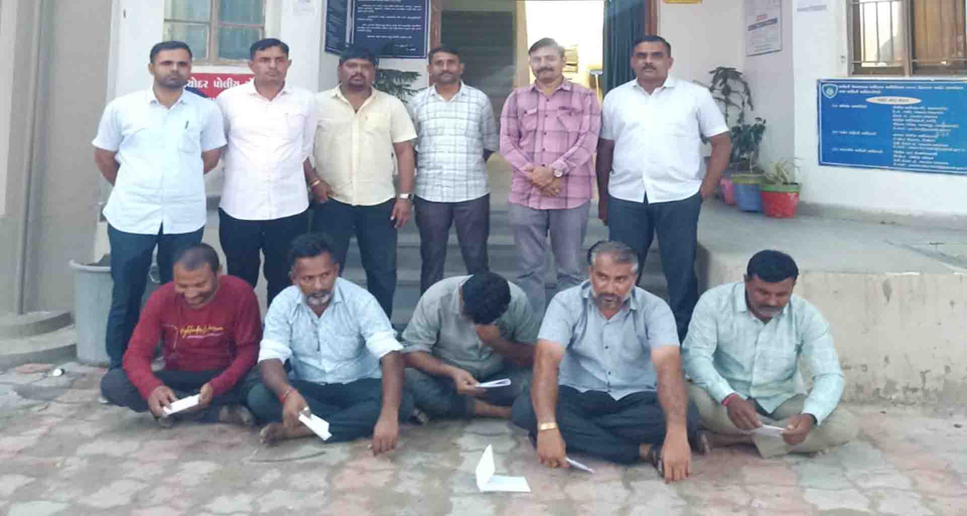 દિયોદરના દેલવાડામાં એલસીબી પોલીસે 5 જુગારીયાઓને ઝડપી પાડયા