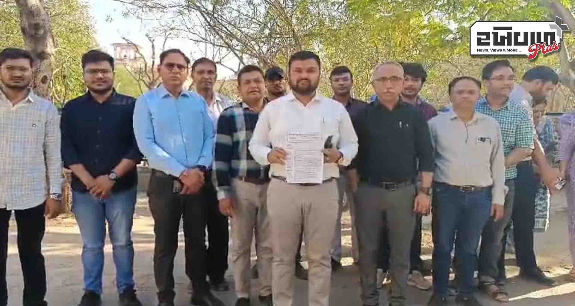 બનાસકાંઠા ઇન સર્વિસ ડોકટરોએ આપ્યું આવેદનપત્ર