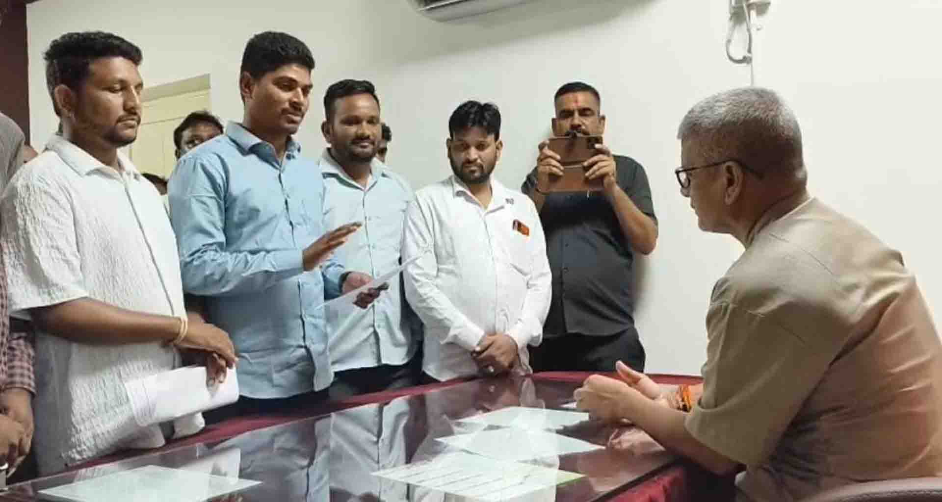 અમીરગઢ મામલતદાર કચેરી ખાતે આધાર કાર્ડ મામલે આવેદનપત્ર પાઠવ્યું..!