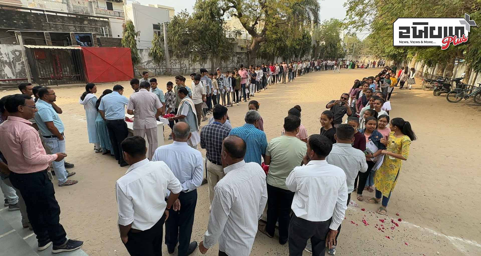 પાટણ શહેર સહિત સમગ્ર જિલ્લામાં શાંતિપૂર્ણ માહોલ વચ્ચે ધોરણ 10 અને 12ની પરીક્ષાનો પ્રારંભ