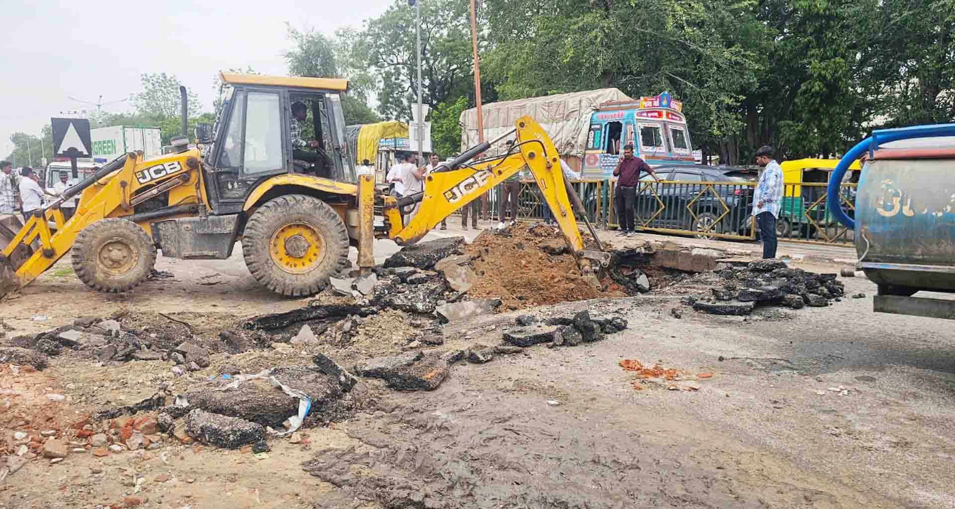 પાટણના પદ્મનાભ ચાર-રસ્તા પરના માગૅ પર પડેલ ભૂવો અકસ્માત નોતરે તે પહેલાં પુરાણ કરાયો