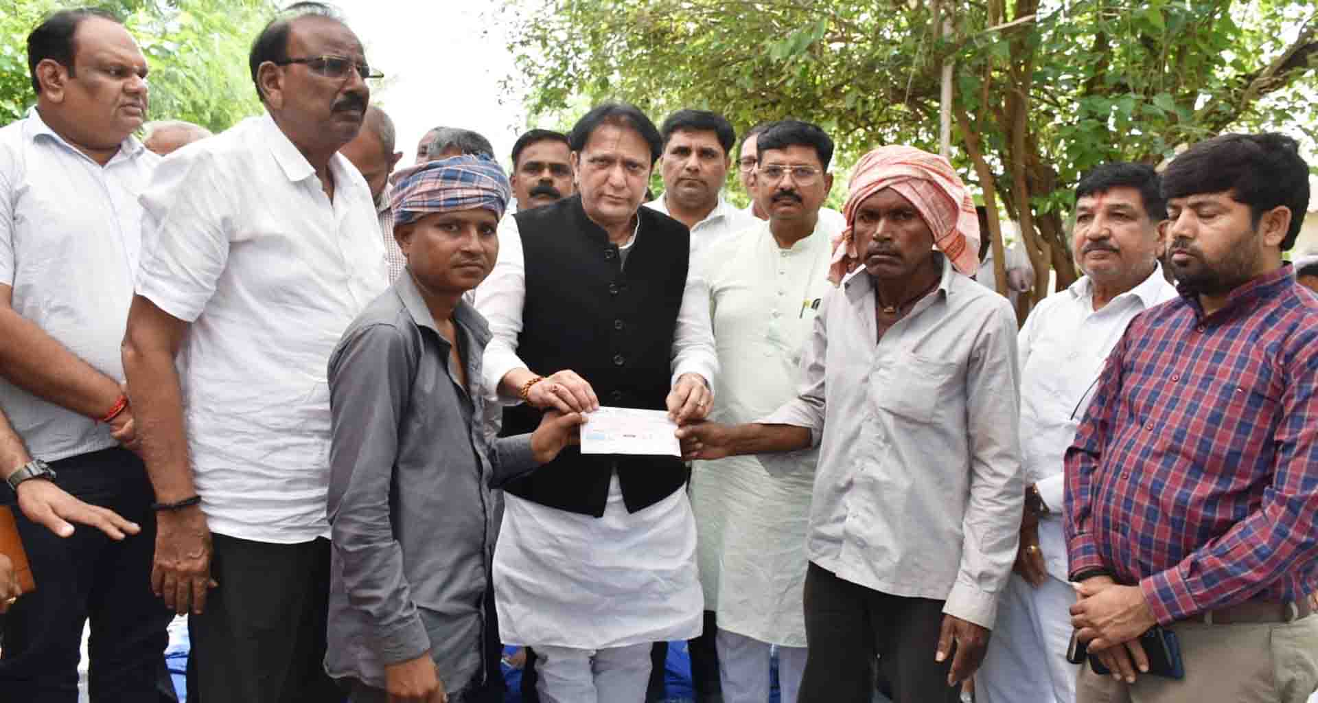 કેબિનેટ મંત્રી બલવંતસિંહ રાજપૂતના હસ્તે પીડિત પરિવારને સહાયના ચેક અપૅણ કરાયાં