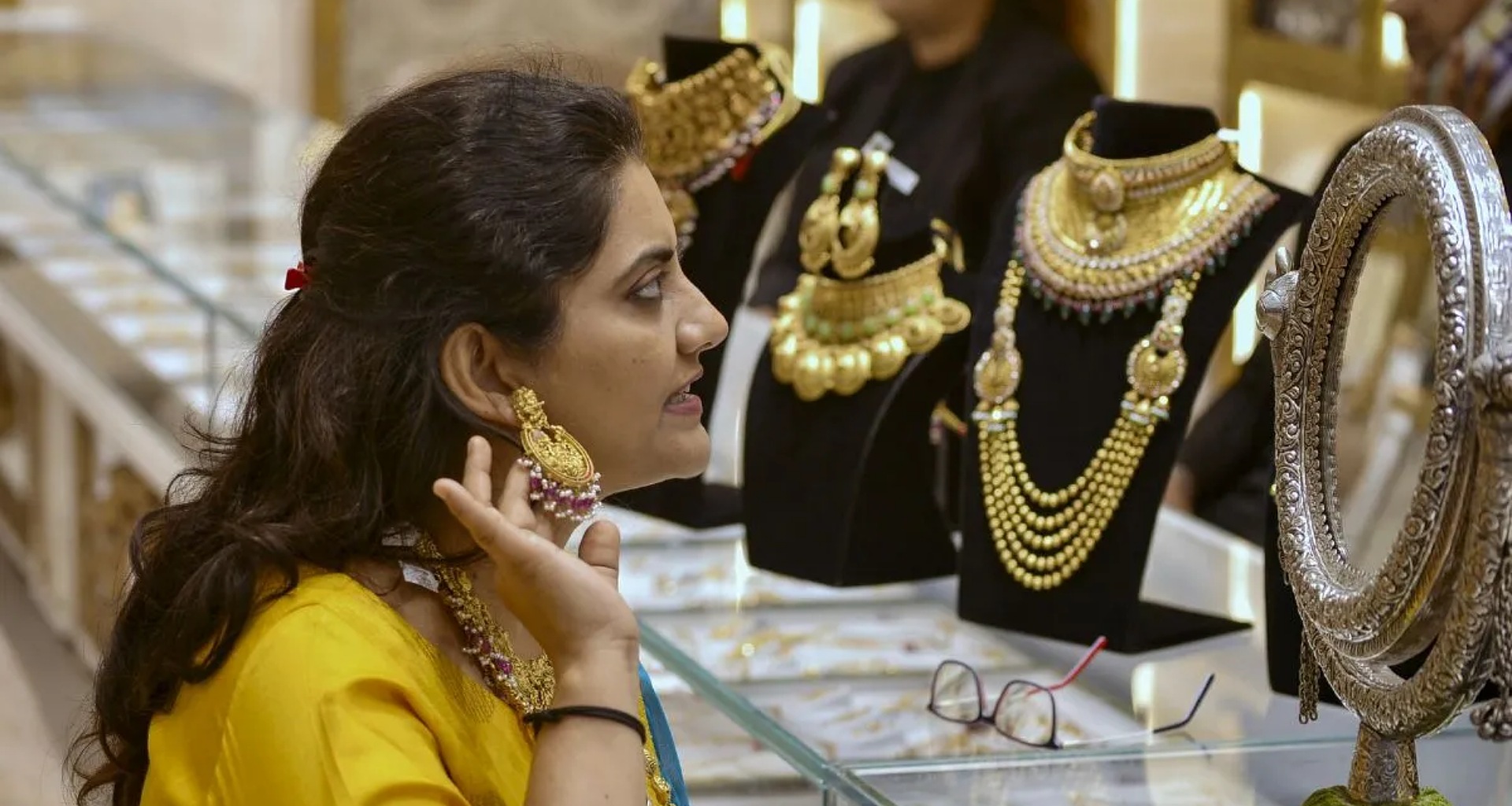 Gold Rate: 2 દિવસમાં ચાંદી થઈ 5200 રૂપિયા સસ્તી, સોનાના ભાવમાં વધારો