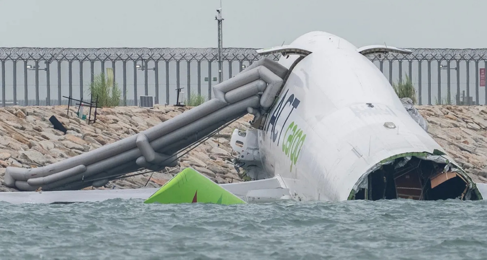 હોંગકોંગ આંતરરાષ્ટ્રીય એરપોર્ટ પર મોટી દુર્ઘટના: લેન્ડિંગ દરમિયાન ખામી સર્જતા વિમાન દરિયામાં પડ્યું; 2 લોકોના મોત