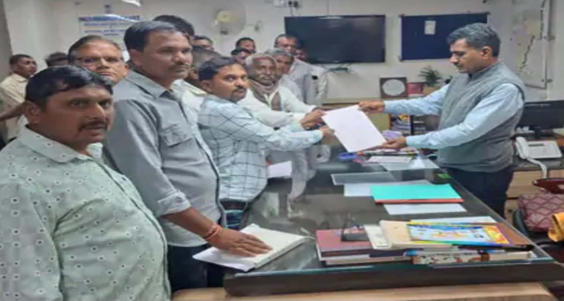 મહેસાણા કલેકટર કચેરીમાં પાંચ ગામના ખેડૂતોનું ધરણા પ્રદર્શન : આવેદન આપી ન્યાયની માંગ કરી