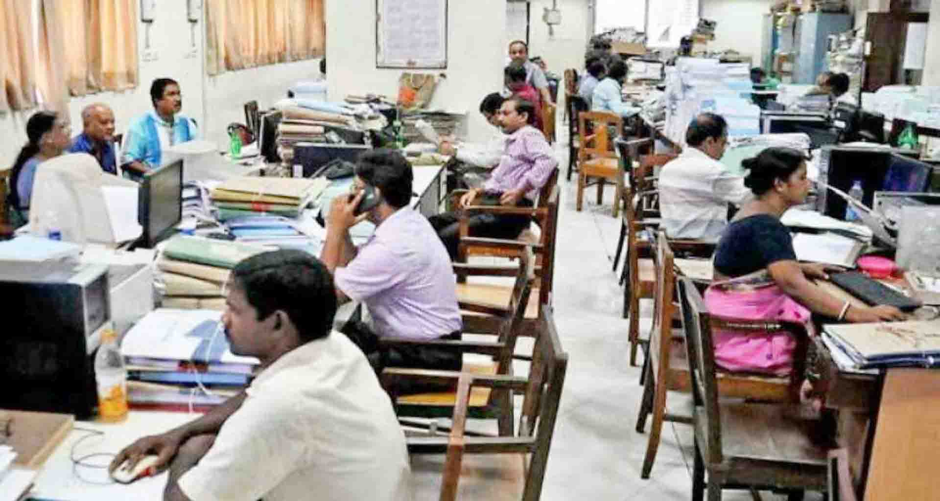 રાજ્ય સરકારનો નિર્ણય :  કર્મચારીઓ-અધિકારીઓ રજા લઈ શકશે, અનિવાર્ય સંજોગોમાં ફરજિયાત હાજર થવું પડશે