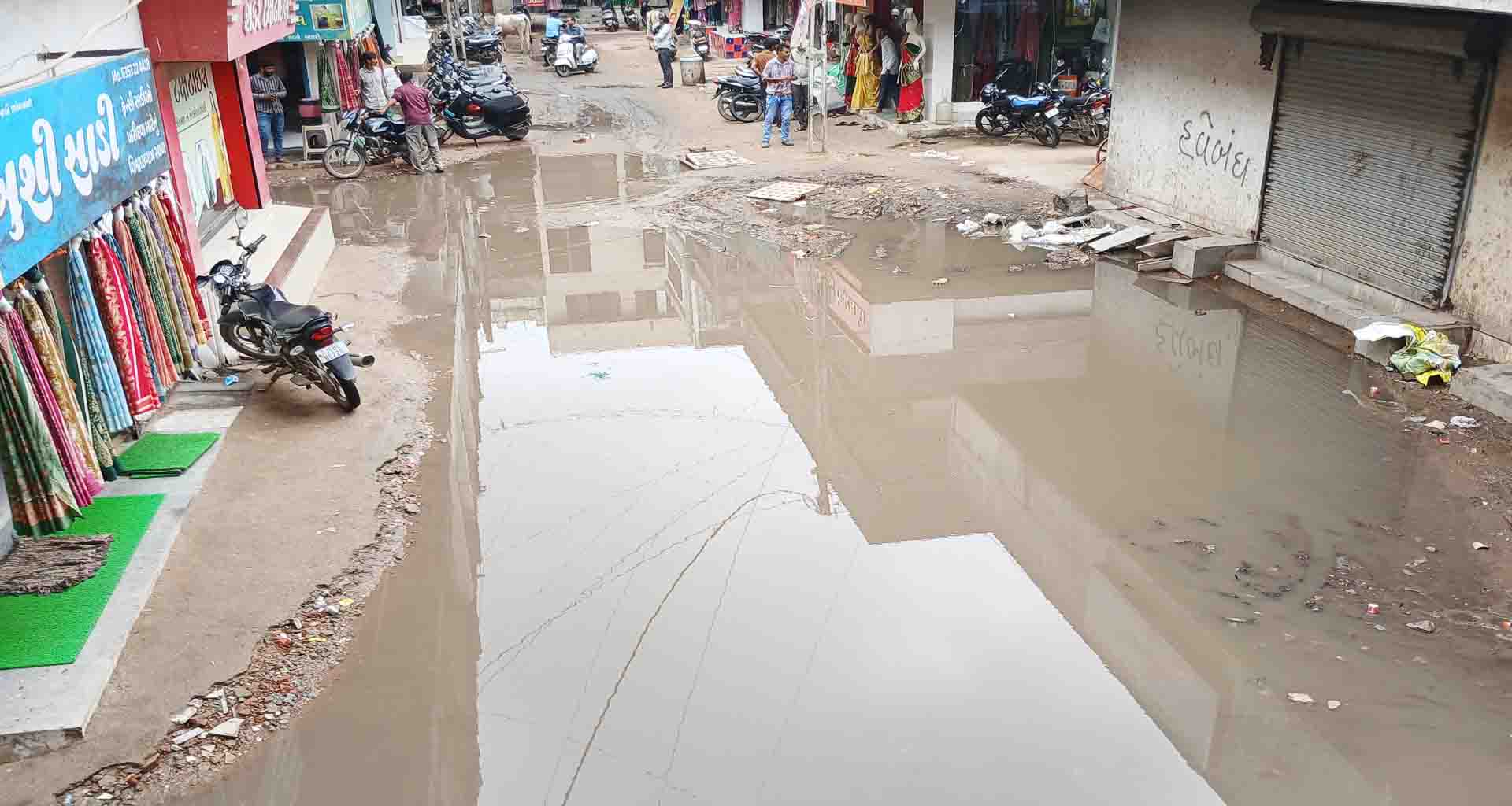 પાલનપુરમાં પંચરત્ન શોપિંગ સેન્ટરની દુકાનો આગળ વરસાદી પાણી ભરાતાં વેપારીઓ પરેશાન