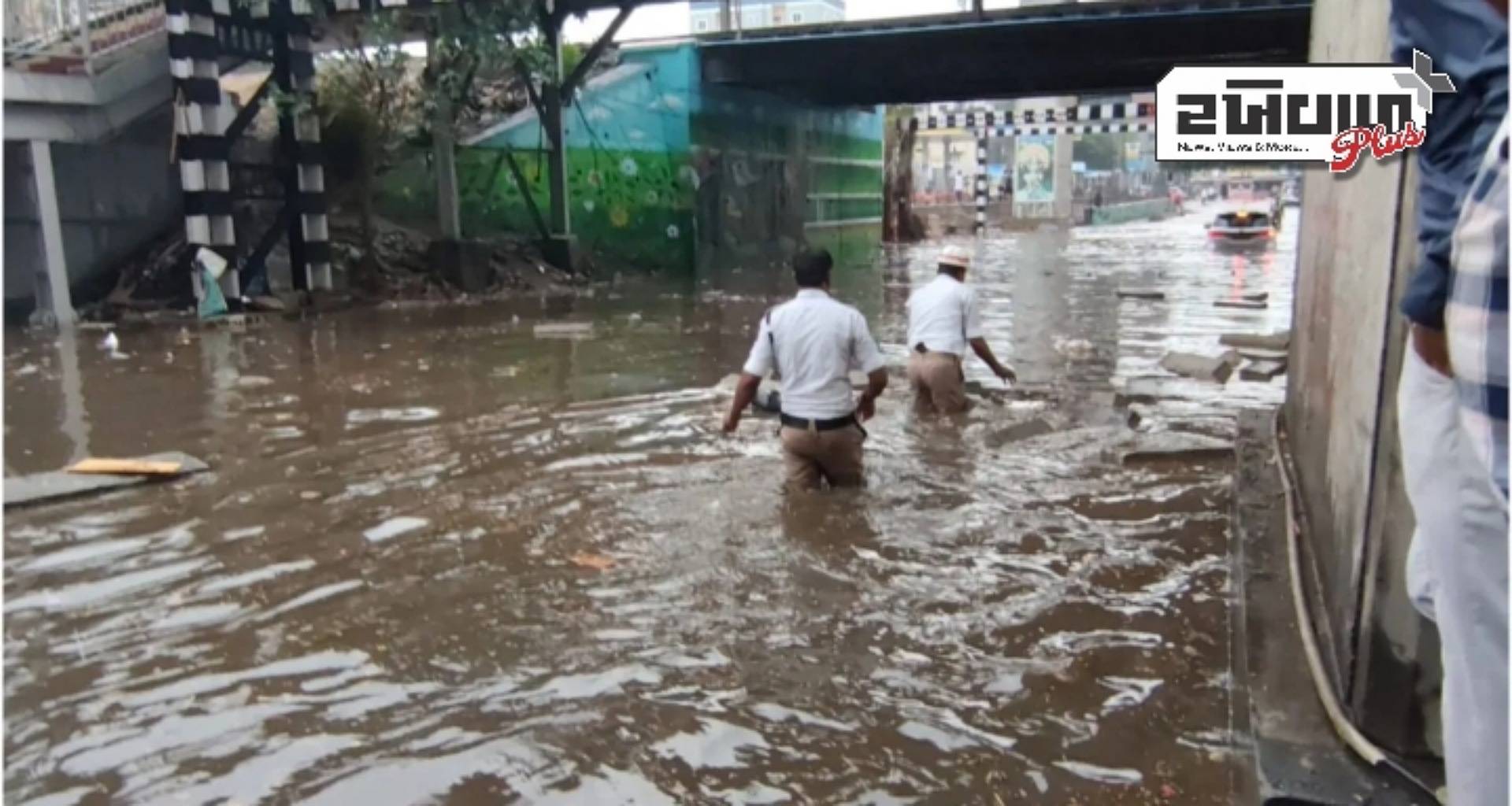 હૈદરાબાદમાં ભારે વરસાદ બાદ ટ્રાફિક જામ થયો, વાહનચાલકો મુશ્કેલીમાં મુકાયા