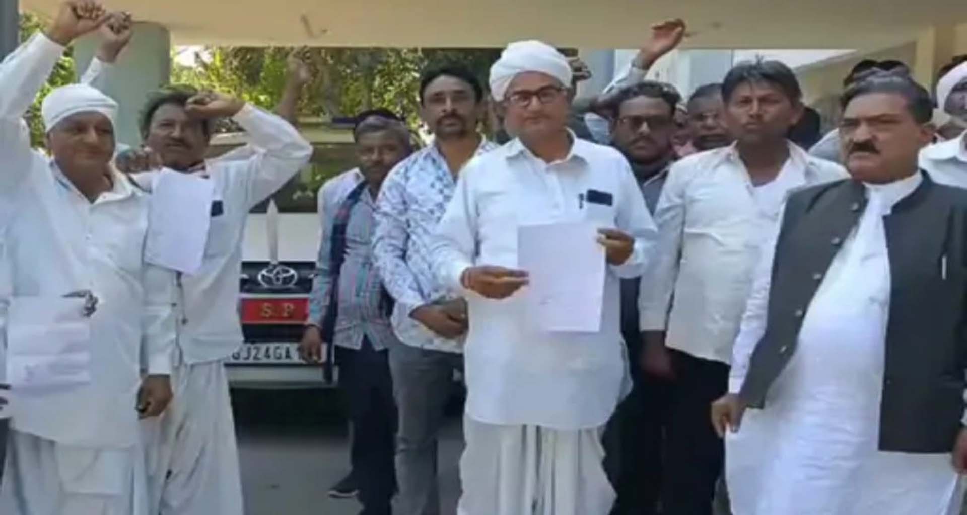 પાટણ જિલ્લા પંચાયત પ્રમુખ અને રાધનપુર ધારાસભ્ય દારૂના અડ્ડા બંધ કરાવવા મેદાનમાં ઉતયૉ