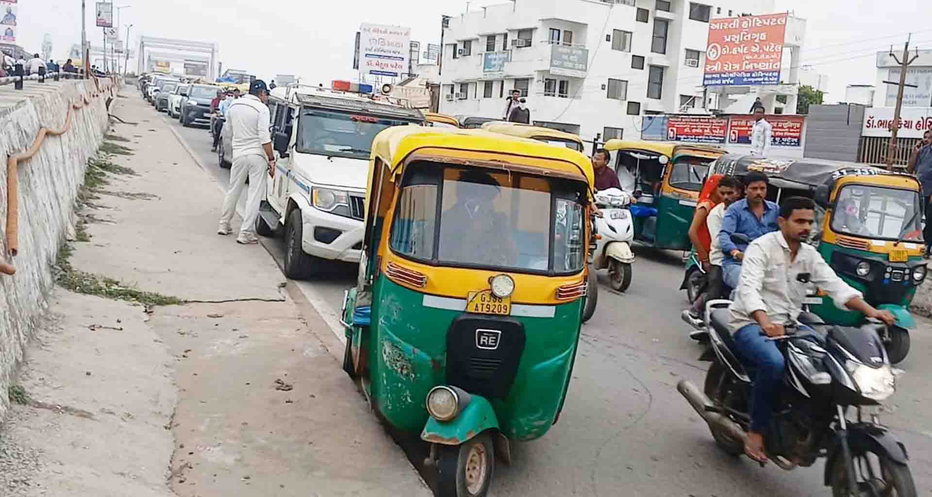 પાલનપુર રેલવે બ્રિજ પર રીક્ષા અને એક્ટિવા વચ્ચે અકસ્માત સર્જાયો