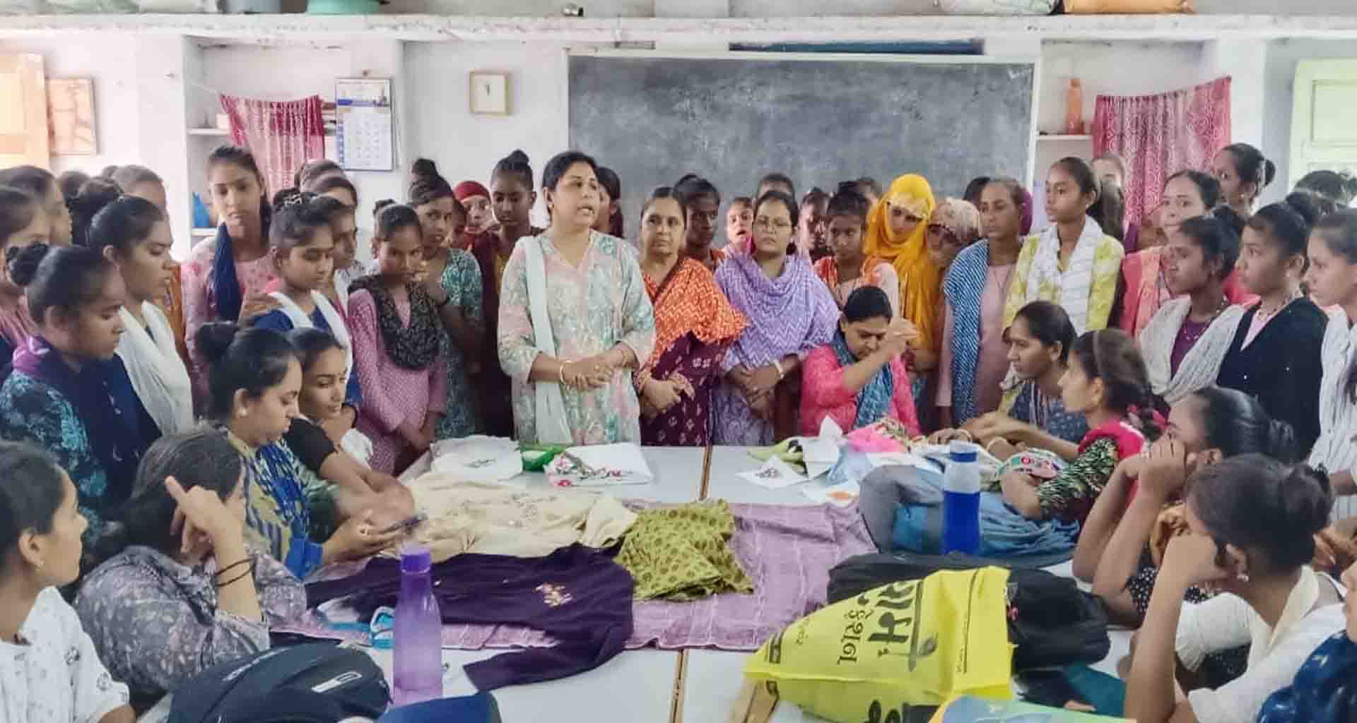 બનાસકાંઠાના 10 ગામની કુલ 20 આંગણવાડી કેન્દ્રોની 73 કિશોરીઓને કારકિર્દી માર્ગદર્શન અપાયું