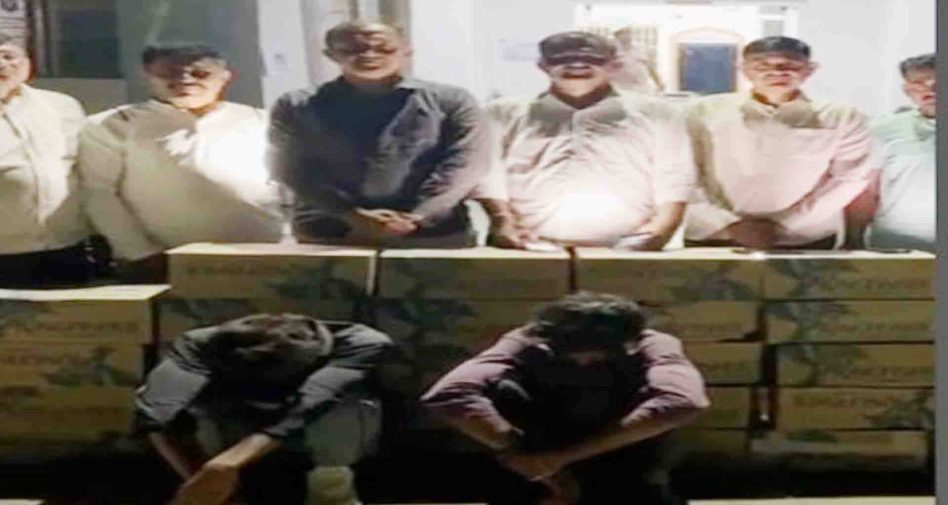 થરાદમાં વિદેશી દારૂ સાથે બે આરોપી ઝડપાયા :  બે ફરાર