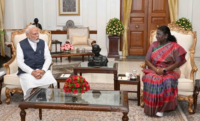 પ્રધાનમંત્રી નરેન્દ્ર મોદી રાષ્ટ્રપતિ મુર્મુને મળ્યા, તેમને પાકિસ્તાન, પીઓકેમાં ઓપરેશન સિંદૂર વિશે માહિતી આપી