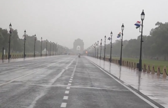 દિલ્હી-એનસીઆરમાં ભારે વરસાદ, રાષ્ટ્રીય રાજધાનીના કેટલાક ભાગોમાં ધૂળ, આંધી ભર્યો પવન ફૂંકાયો
