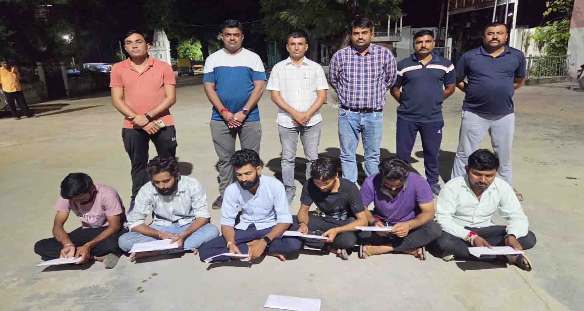 લાખણી તાલુકાના નાના કાપરા ગામે જુગાર રમતાં છ શખ્સ ઝડપાયા