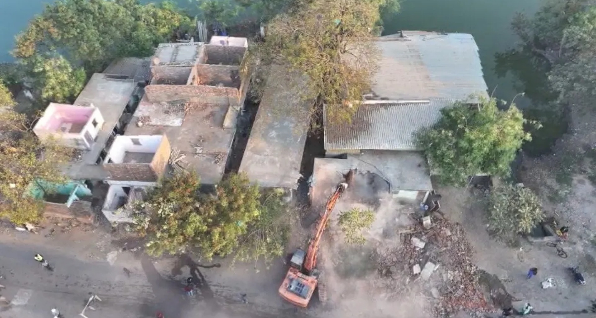 અમદાવાદમાં બુલડોઝર કાર્યવાહી, 430 રહેણાંક અને 30 કોમર્શિયલ બાંધકામો તોડી પાડવામાં આવ્યા