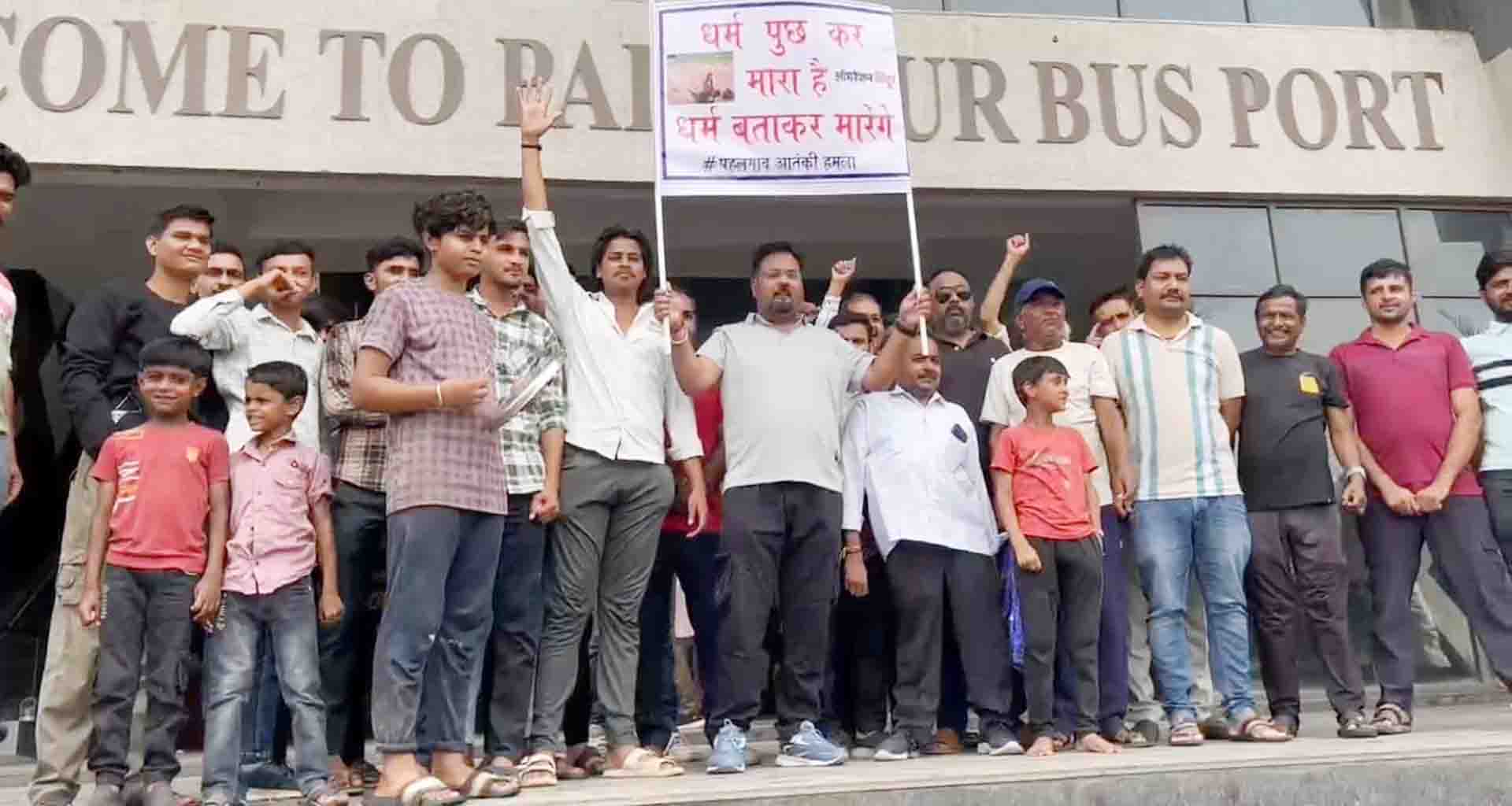 પાલનપુર ખાતે ભારતે કરેલી એર સ્ટ્રાઈકને વધાવતા યુવાનો