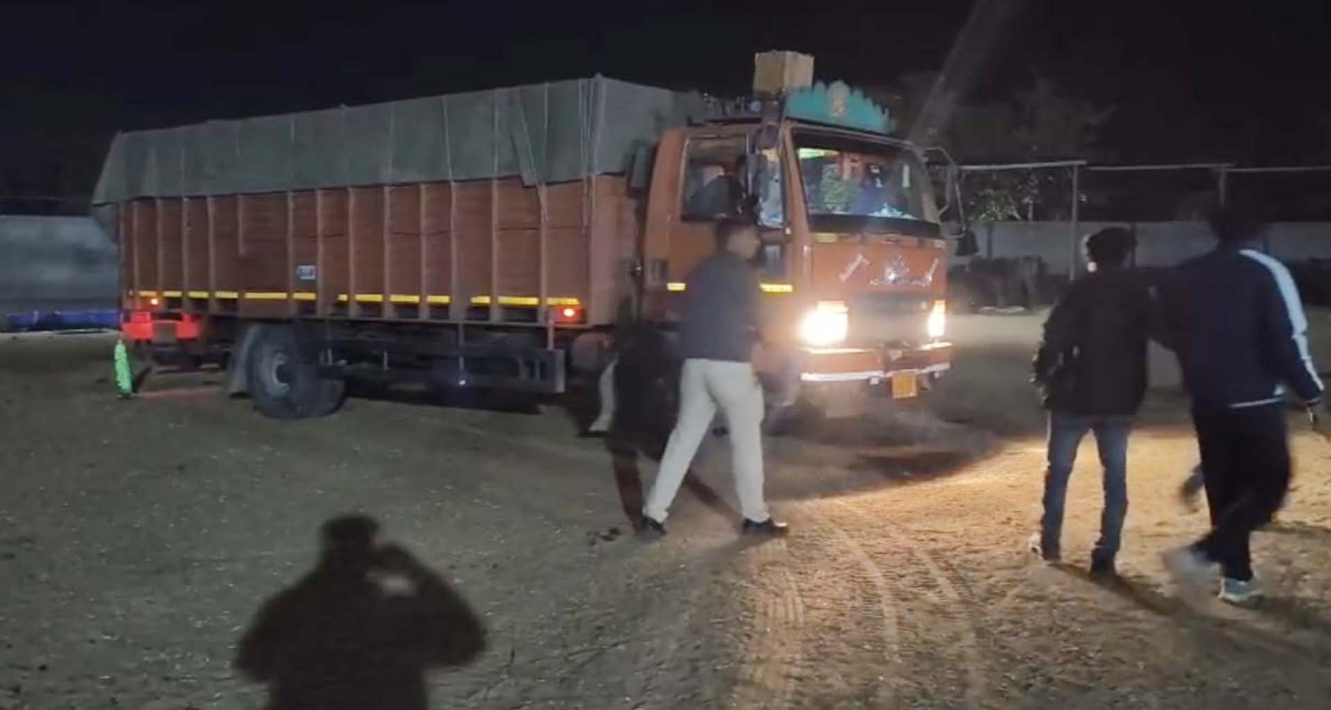 ડીસા દક્ષિણ પોલીસની લાલ આંખ; પશુઓ ભરેલી આઈસર ગાડી ઝડપી પાડી