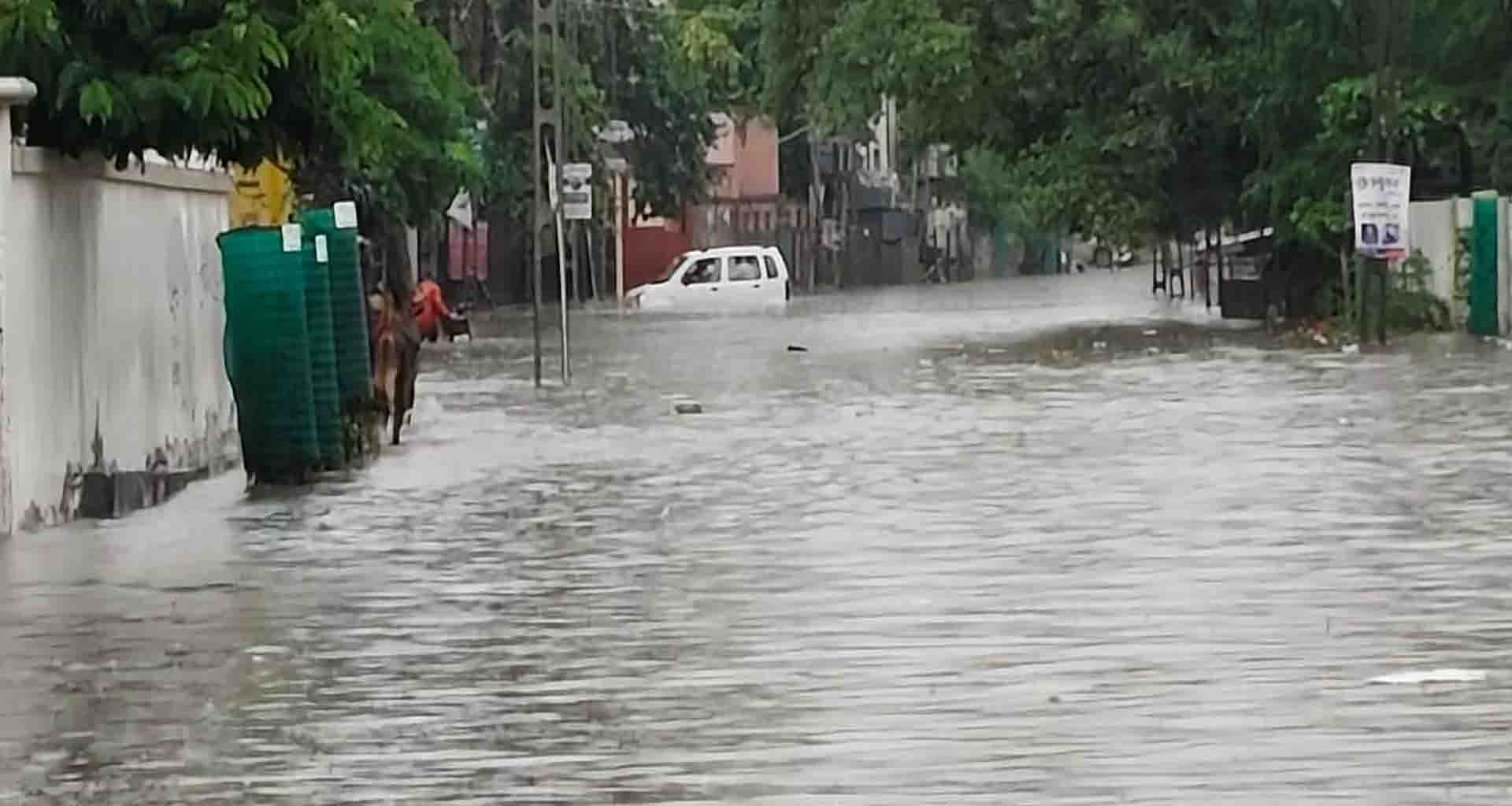 પાલનપુરમાં ૭ ઇંચ વરસાદથી જળબંબાકારની સ્થિતિ શહેરની અનેક સોસાયટીઓ પાણીમાં વરસાદી ભરાયા