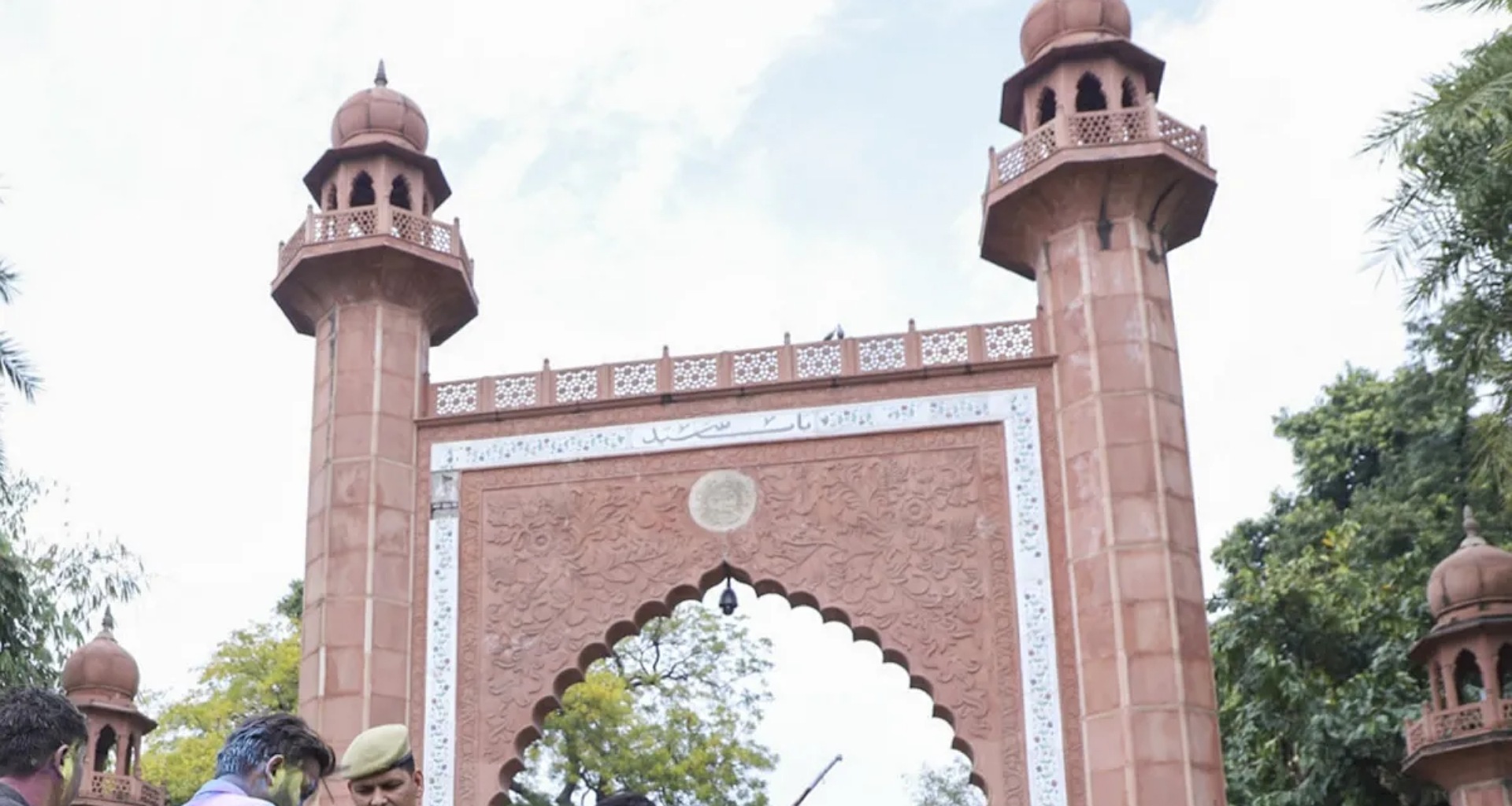 અલીગઢ મુસ્લિમ યુનિવર્સિટી (AMU)માં હિન્દુ વિદ્યાર્થીઓ રમઝાનની જેમ નવરાત્રી માટે ખાસ વ્યવસ્થા માંગ કરી