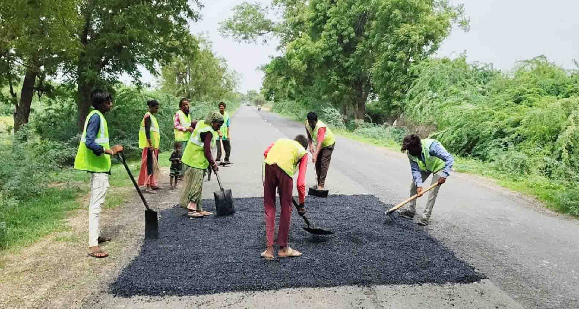 ઢીમા-થરાદ માર્ગ પર પેચ વર્કની કામગીરી શરૂ કરાઈ