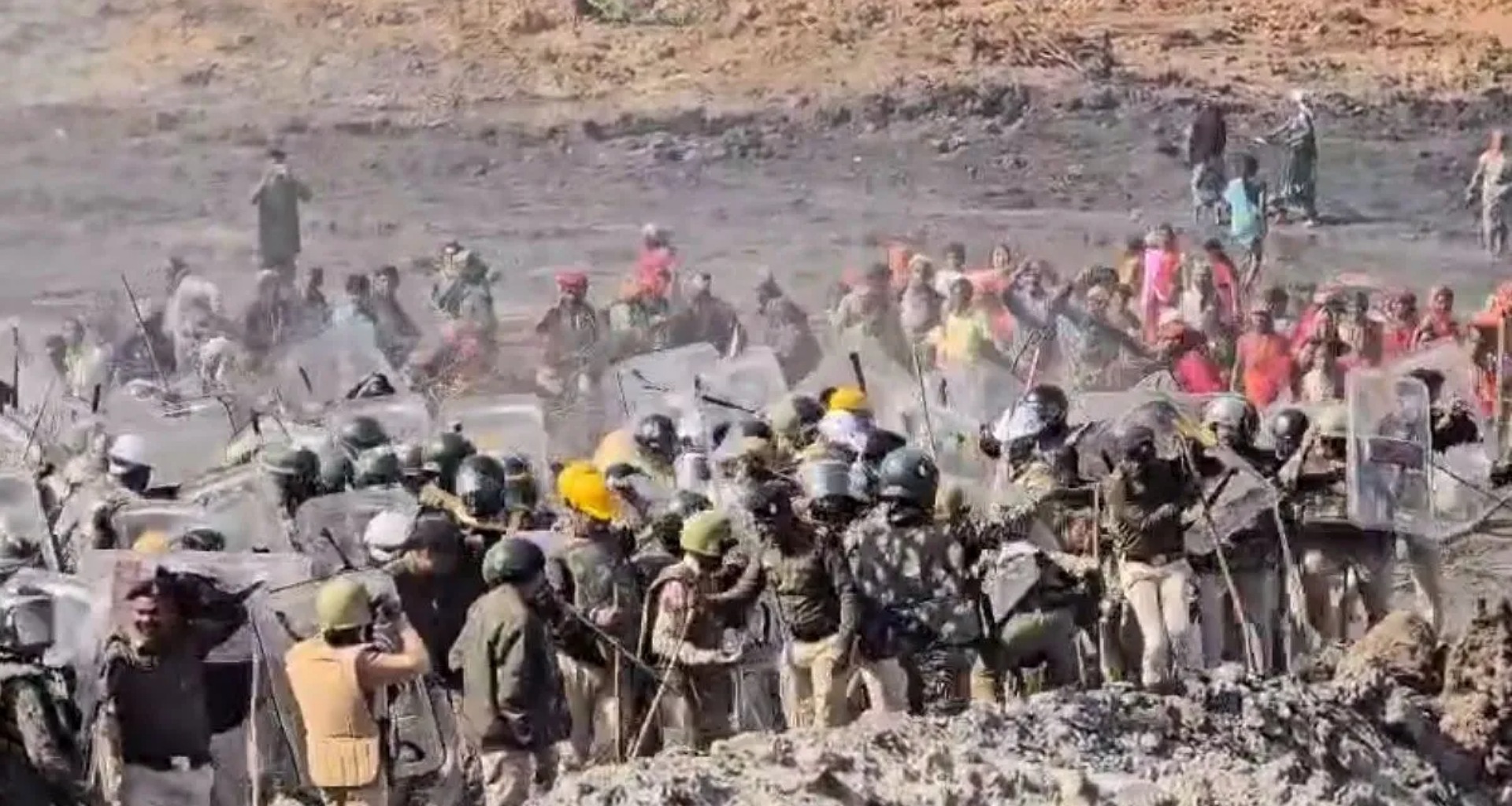 છત્તીસગઢના અંબિકાપુરમાં પોલીસ અને ગ્રામજનો વચ્ચે હિંસક અથડામણ, અનેક પોલીસકર્મીઓ ઘાયલ