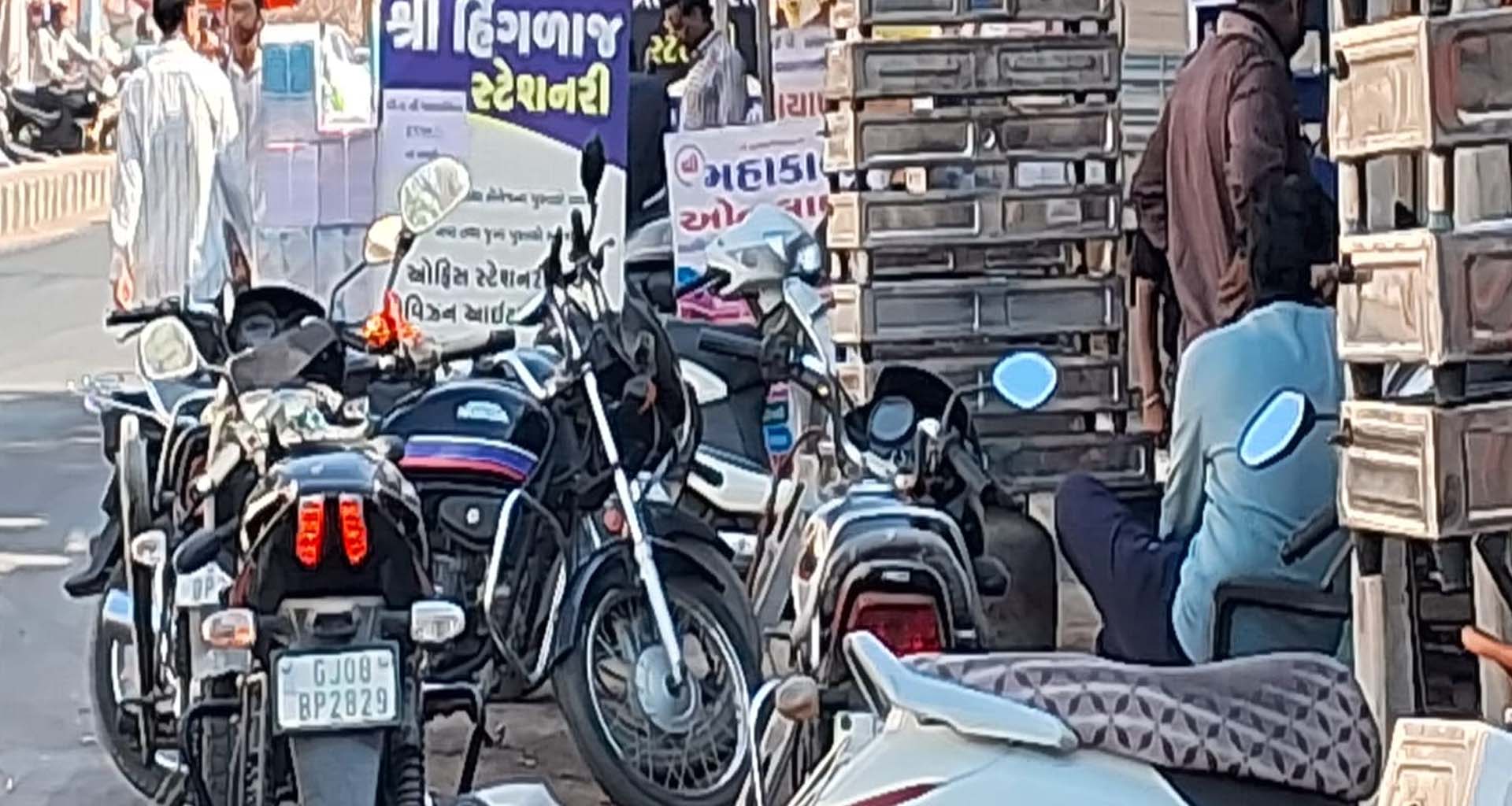 ડીસાના જલારામ મંદિર રોડ પર ખાનગી વાહનોનો ખડકલો :  ટ્રાફિકની સમસ્યાથી પ્રજા ત્રસ્ત