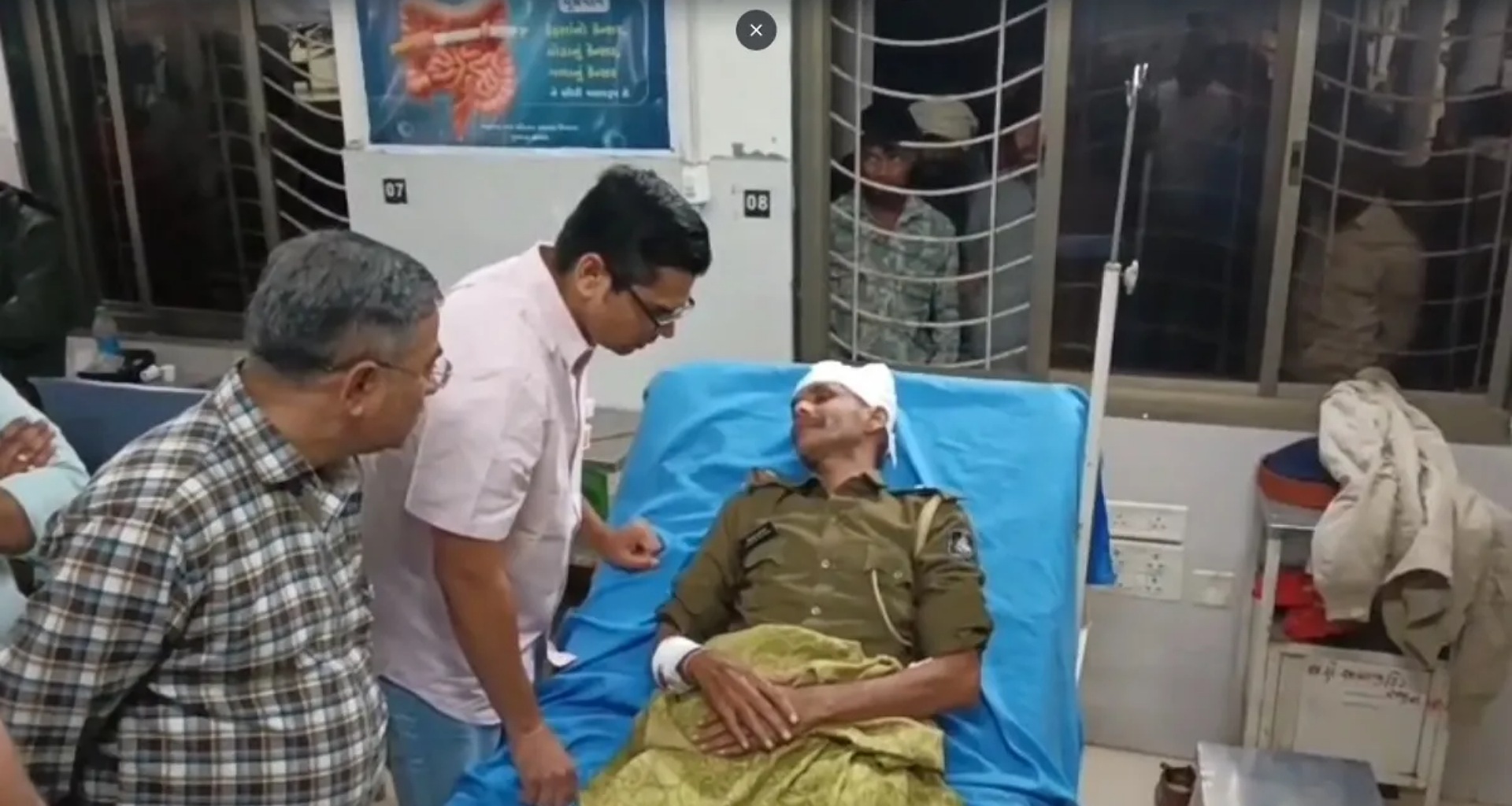 અંબાજી જંગલ જમીન વિવાદ: તીરથી પોલીસ ઇન્સ્પેક્ટર ઘાયલ; સ્થાનિકોએ પથ્થરમારો કર્યો